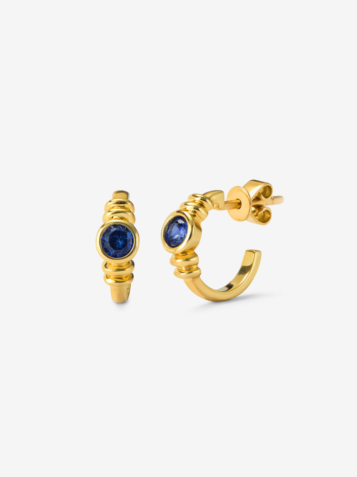 Pendientes de aro en oro amarillo de 18K con zafiros azules en talla brillante con un total de 0,24 cts 