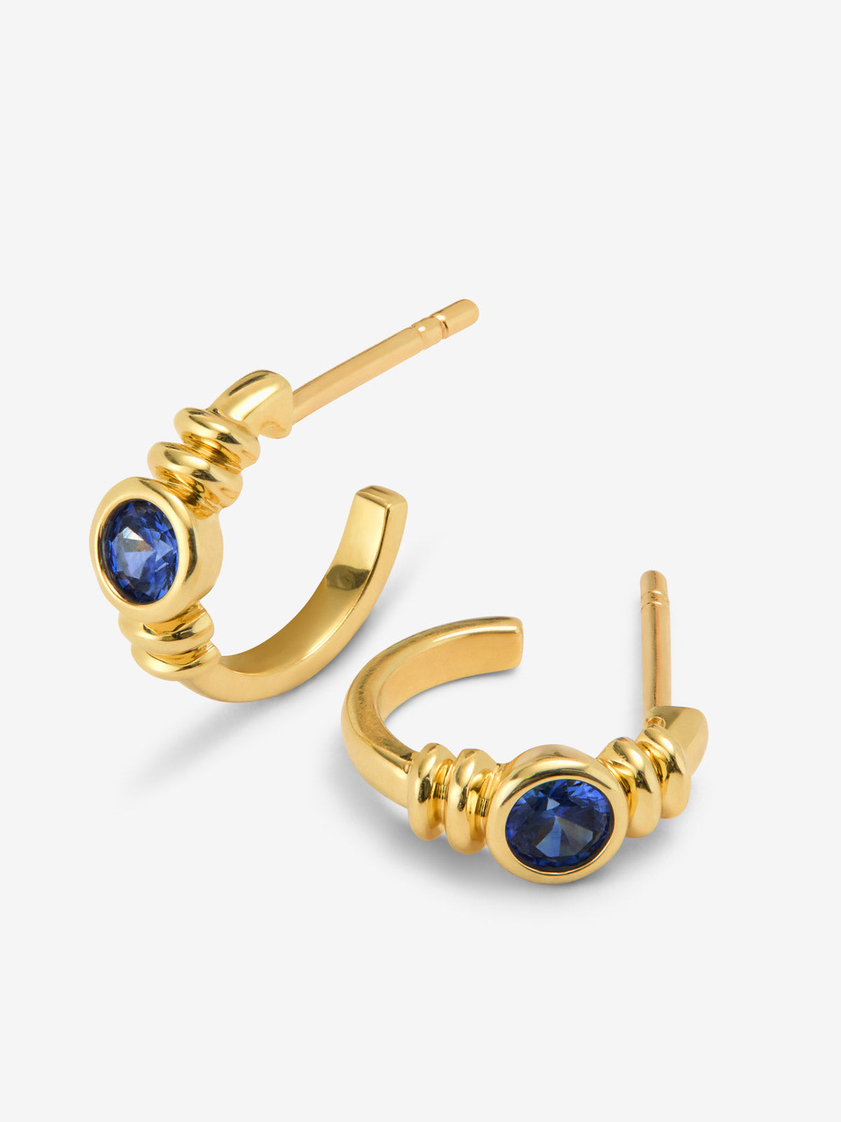 Pendientes de aro en oro amarillo de 18K con zafiros azules en talla brillante con un total de 0,24 cts 