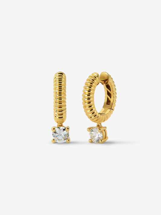 Pendientes gallonados de oro amarillo de 18K con dos diamantes en talla brillante con un total de 0,8 cts