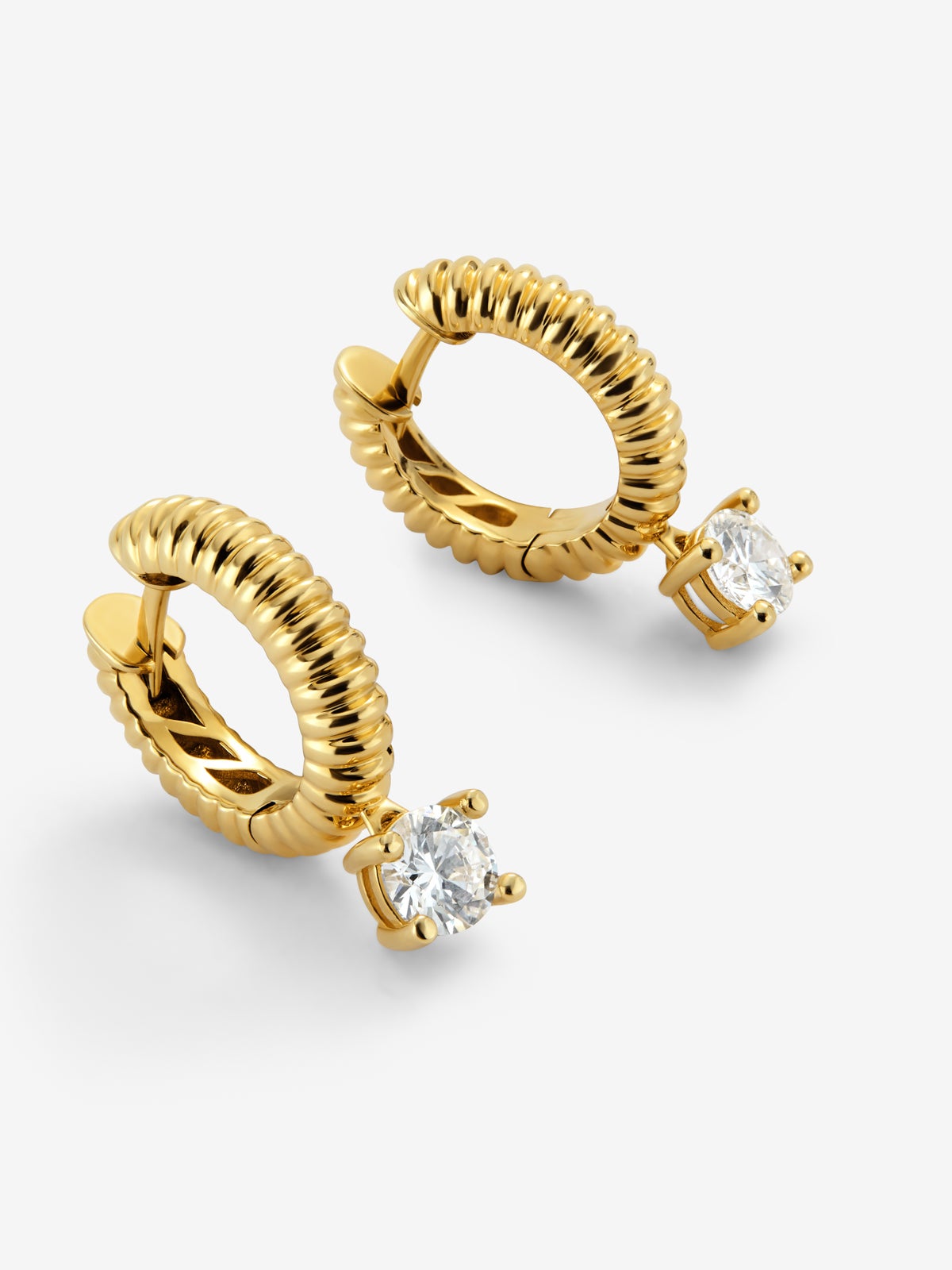 Pendientes gallonados de oro amarillo de 18K con dos diamantes en talla brillante con un total de 0,8 cts