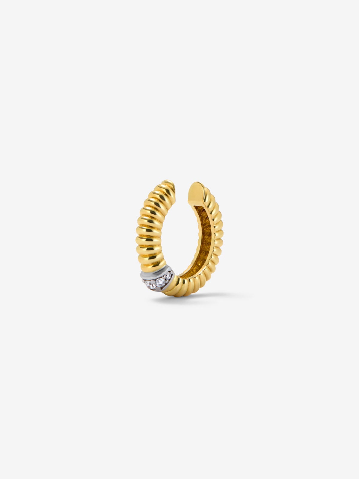 Earcuff gallonado de oro blanco y amarillo de 18K con pavé de diamantes en talla brillante con un total de 0,06 cts