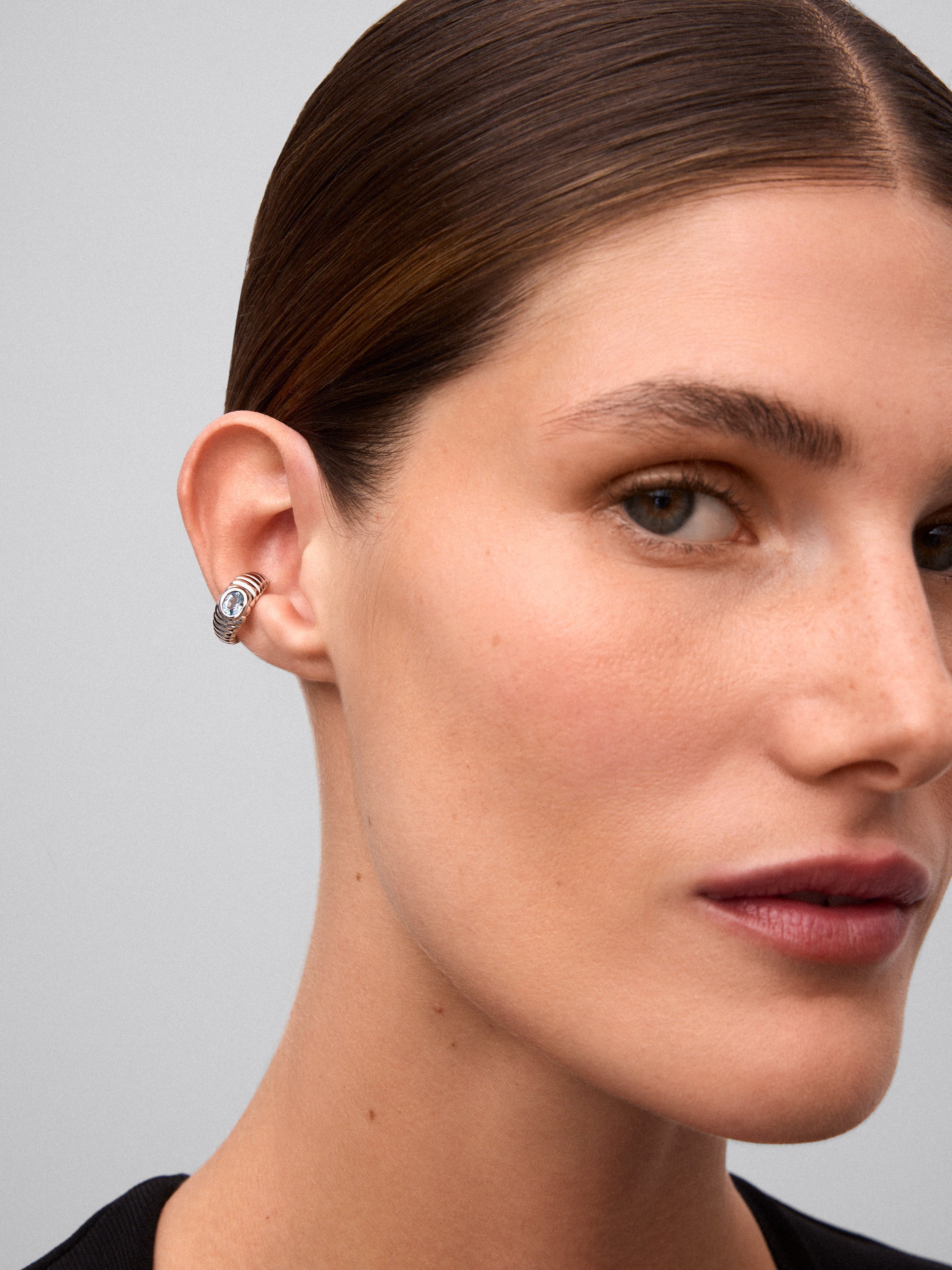 Earcuff de plata 925 con topacio azul sky