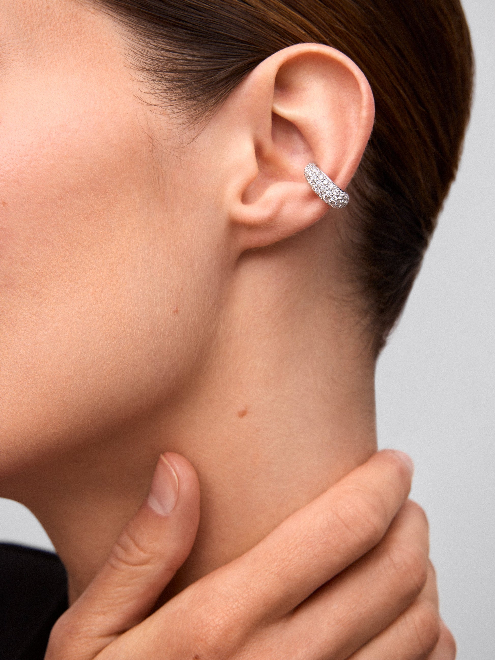 Pendientes de oro blanco de 18K con pavé de diamantes en talla brillante con un total de 0,71 cts
