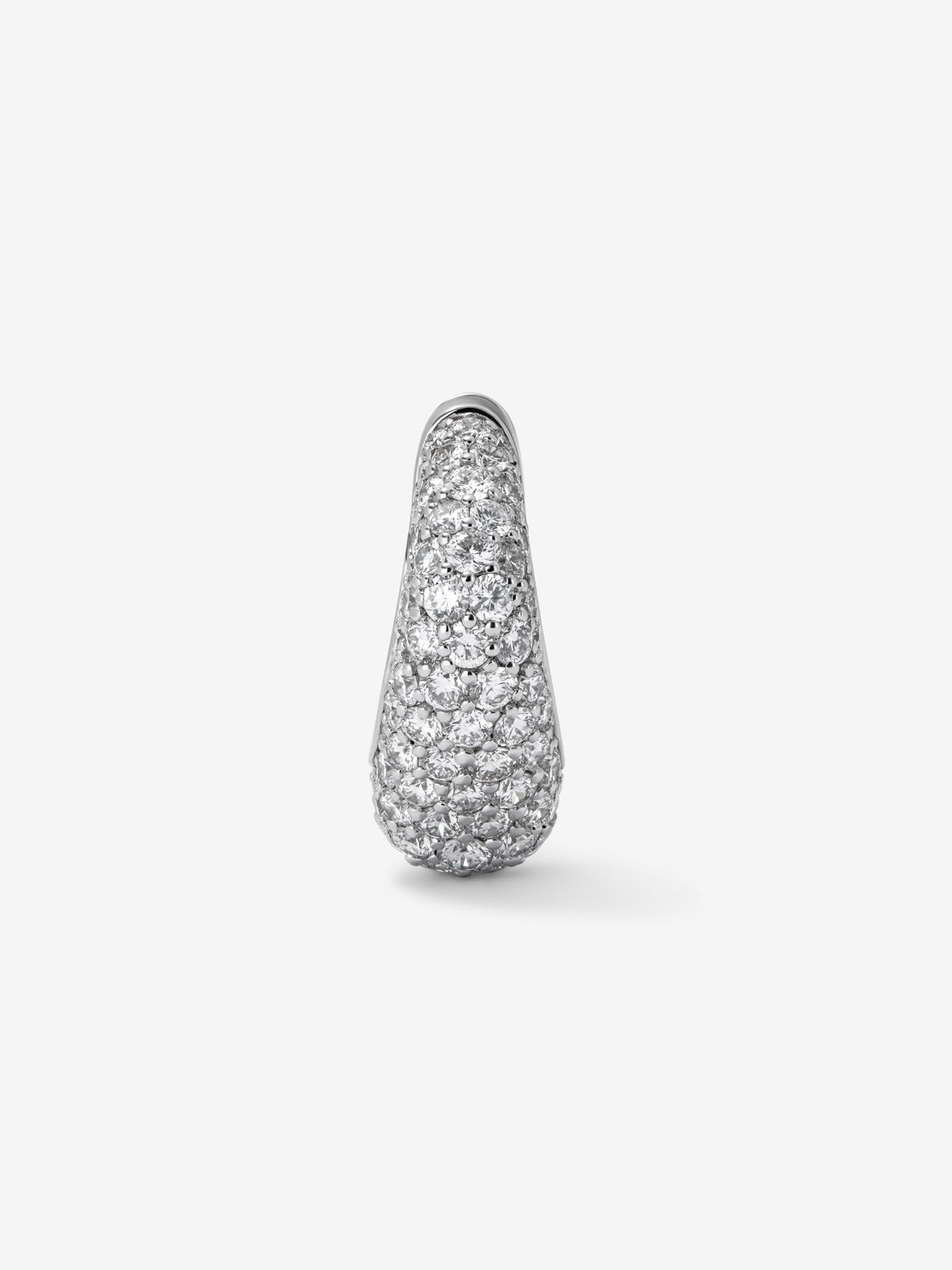 Earcuff de oro blanco de 18K con pavé de diamantes en talla brillante con un total de 2,35 cts