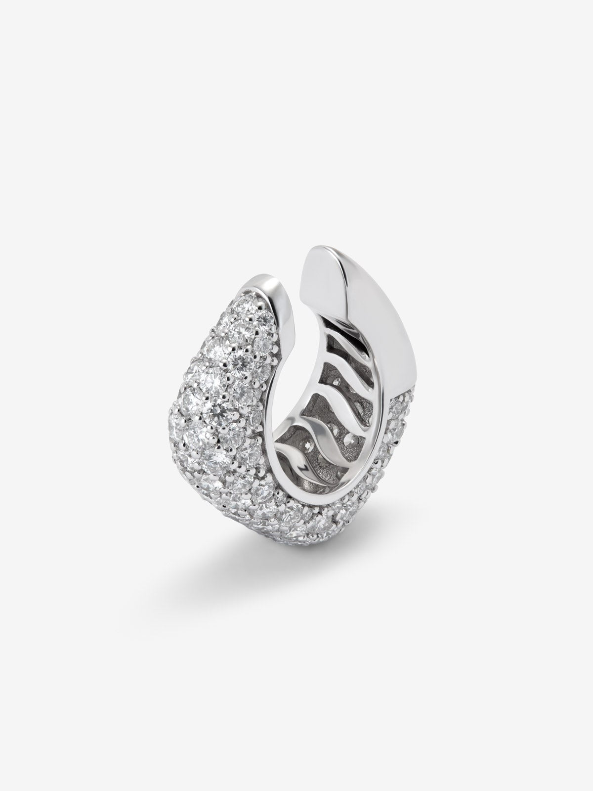 Earcuff de oro blanco de 18K con pavé de diamantes en talla brillante con un total de 2,35 cts