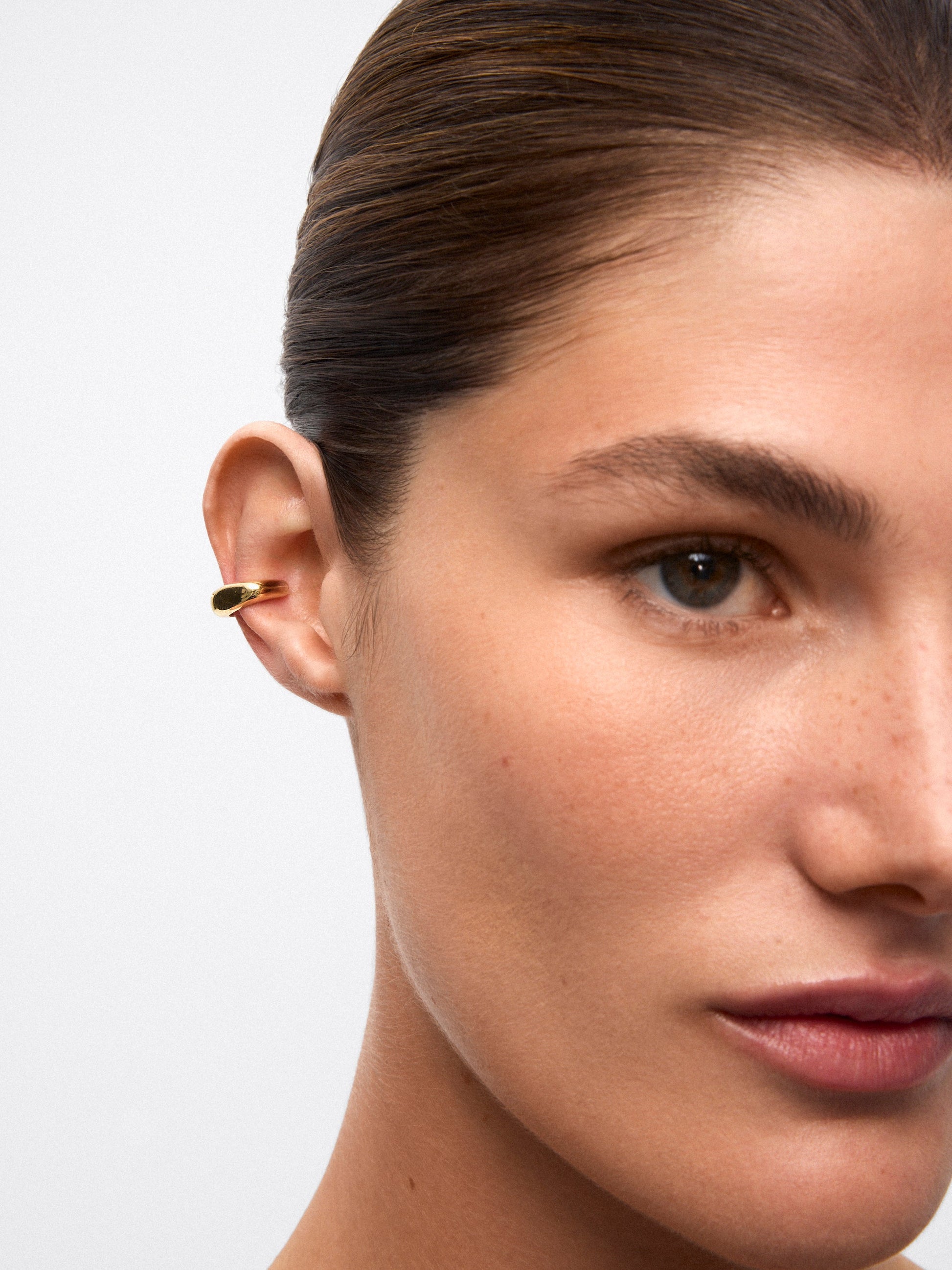 Earcuff de oro amarillo de 18K con diamante en talla brillante de 0,01 cts