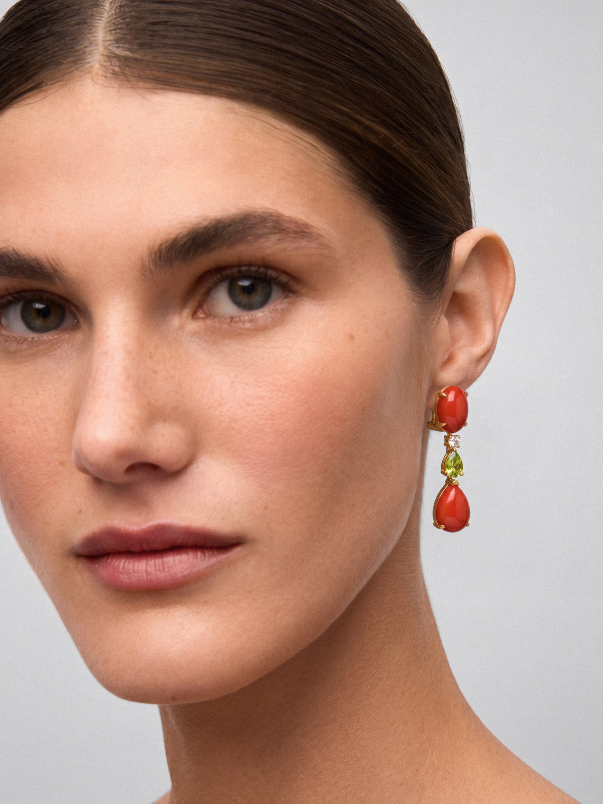 Pendientes de alta joyería en oro amarillo de 18K con corales en talla pera y oval, diamantes en talla brillante y peridotos verdes en talla pera