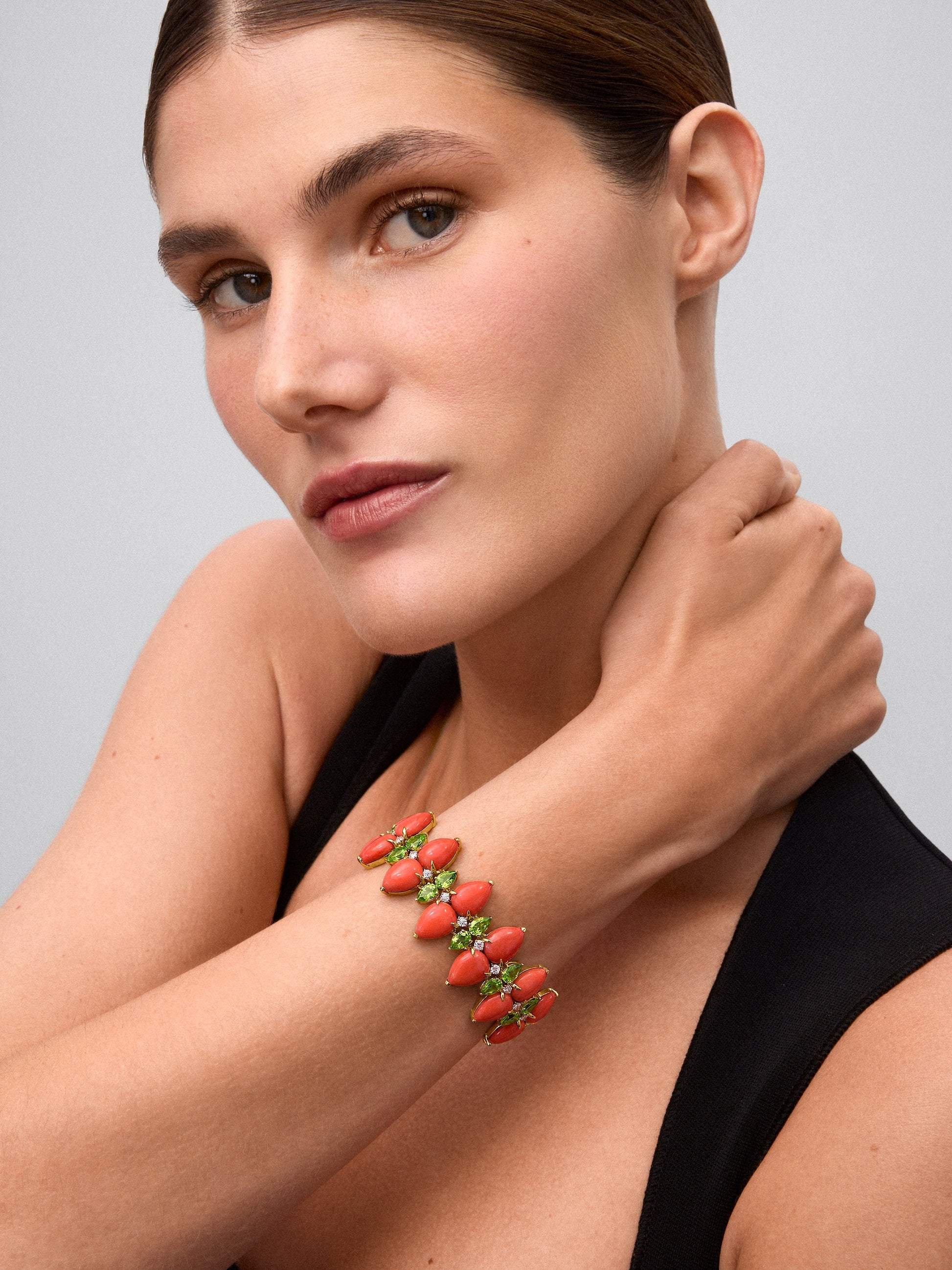 Pendientes de alta joyería en oro amarillo de 18K con corales en talla pera y oval, diamantes en talla brillante y peridotos verdes en talla pera