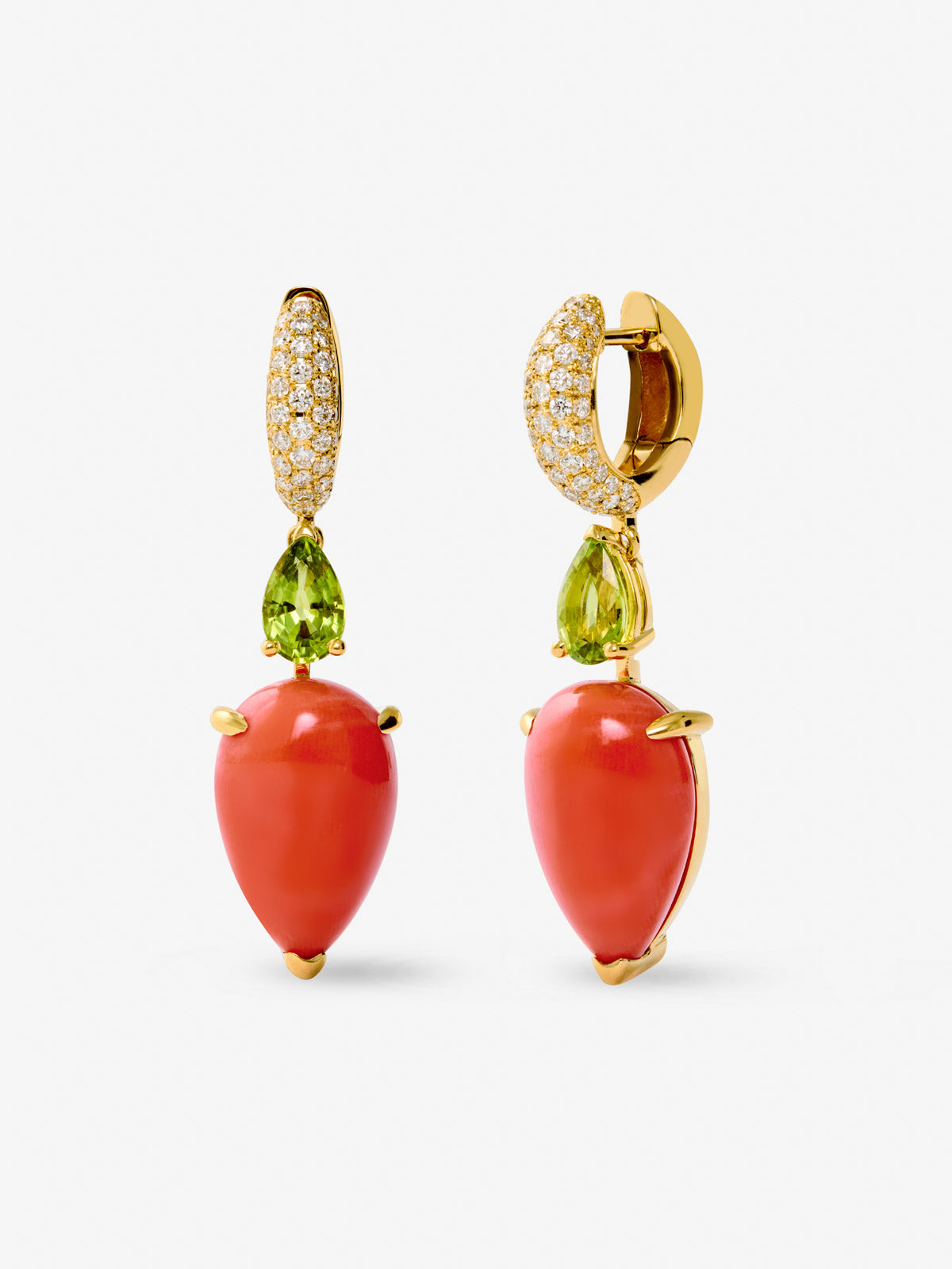 Pendientes de aro de alta joyería en oro amarillo de 18K con corales y peridotos verdes en talla pera y pavé de diamantes  