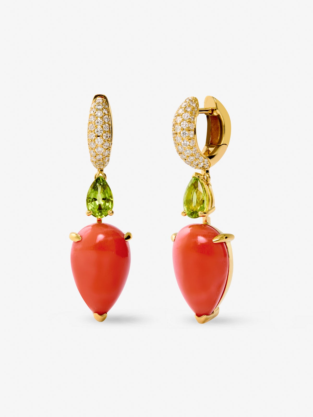 Pendientes de aro de alta joyería en oro amarillo de 18K con corales y peridotos verdes en talla pera y pavé de diamantes  