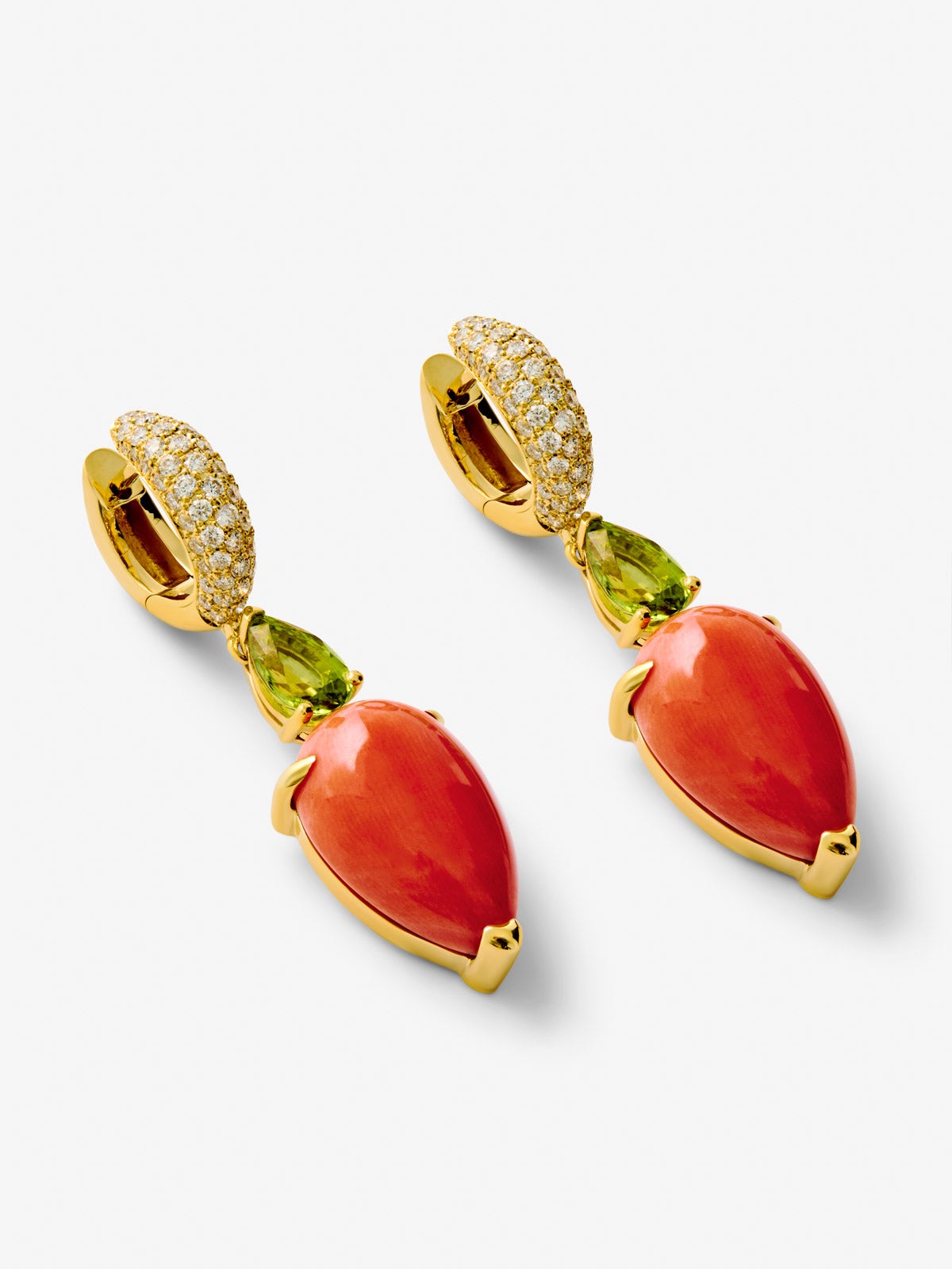 Pendientes de aro de alta joyería en oro amarillo de 18K con corales y peridotos verdes en talla pera y pavé de diamantes