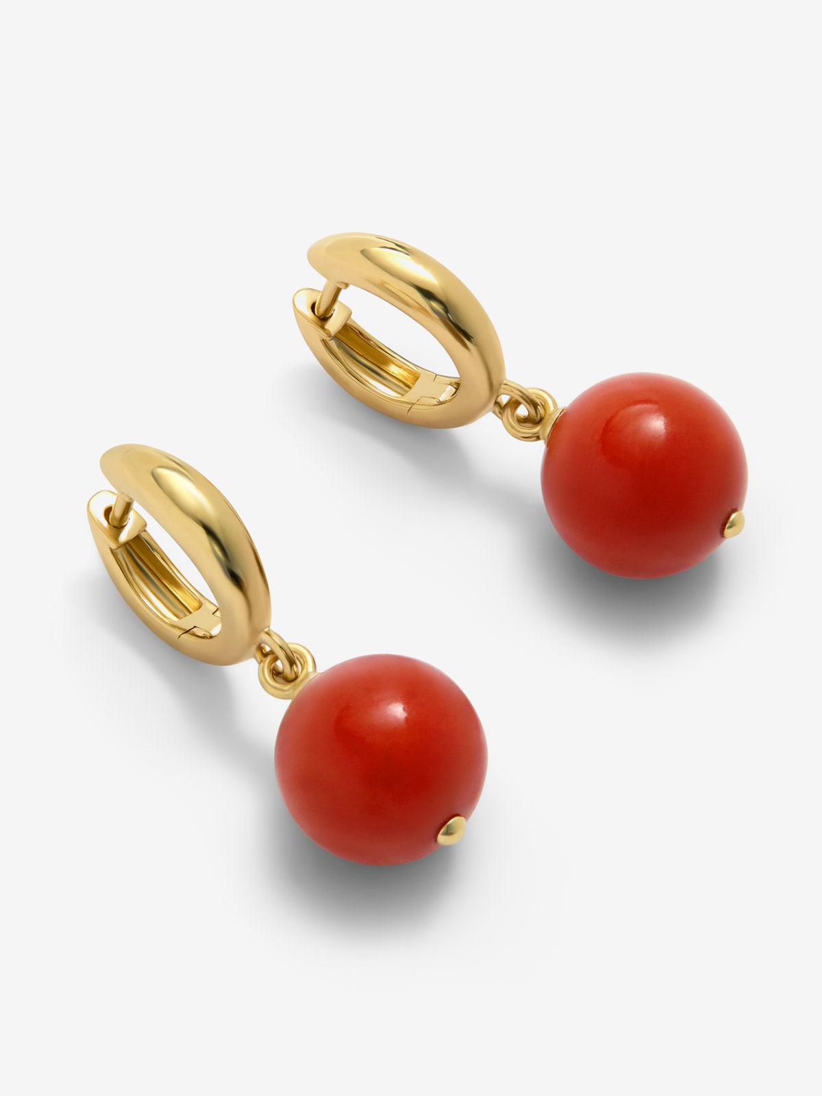 Pendientes de aro en oro amarillo de 18K con esferas de coral de 10,5 mm