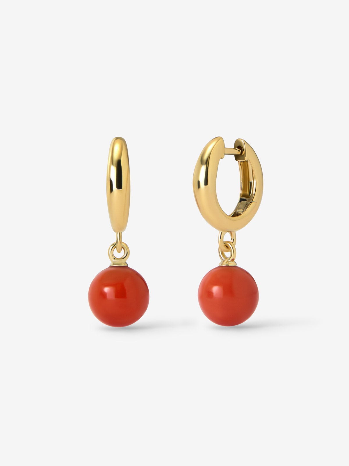 Pendientes de aro en oro amarillo de 18K con esferas de coral de 7 mm