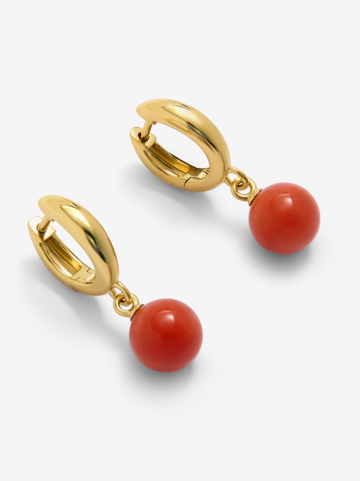 Pendientes de aro en oro amarillo de 18K con esferas de coral de 7 mm