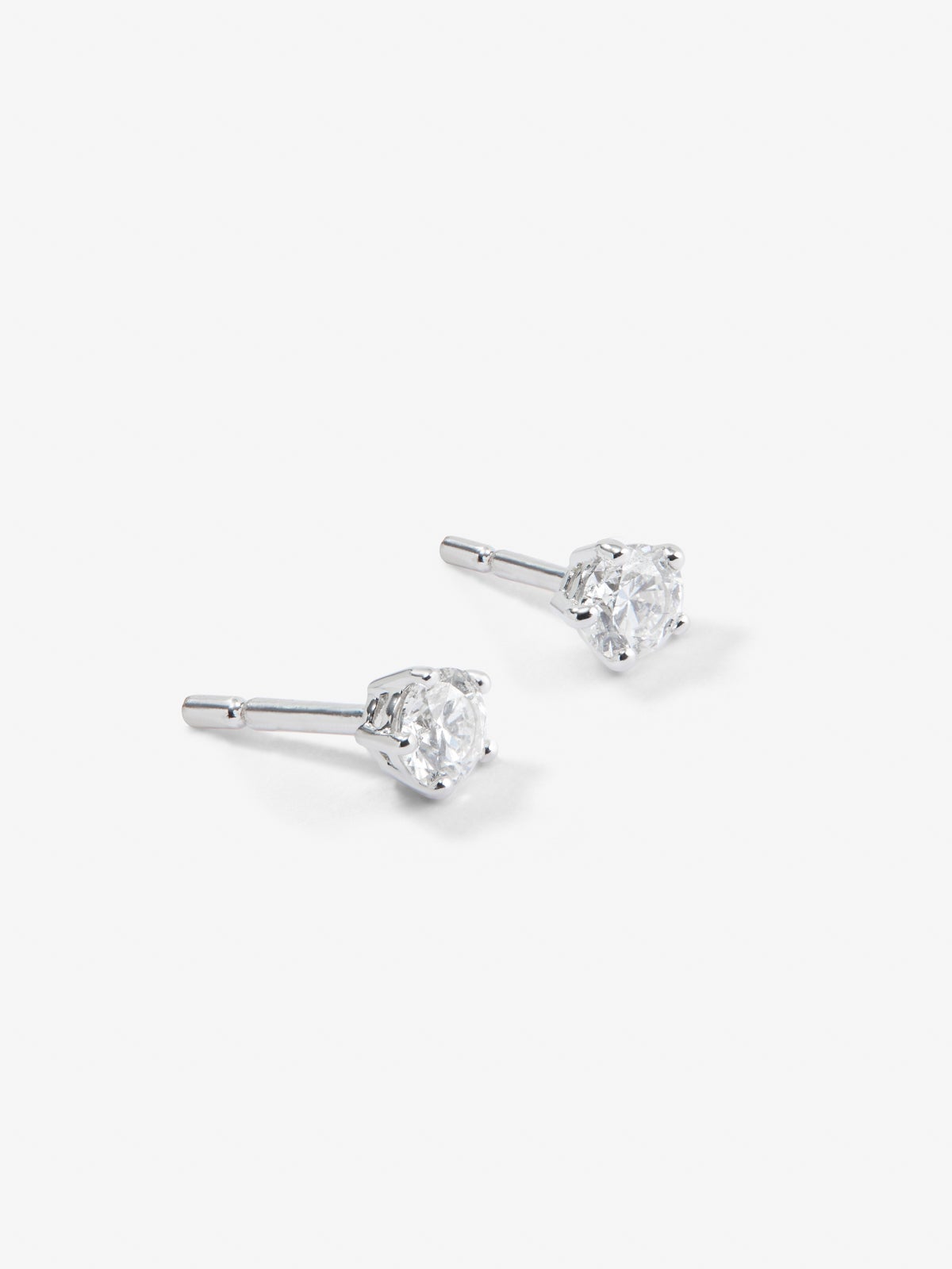 Pendientes de oro blanco de 18K con diamantes blancos en talla brillante de 0,3 cts