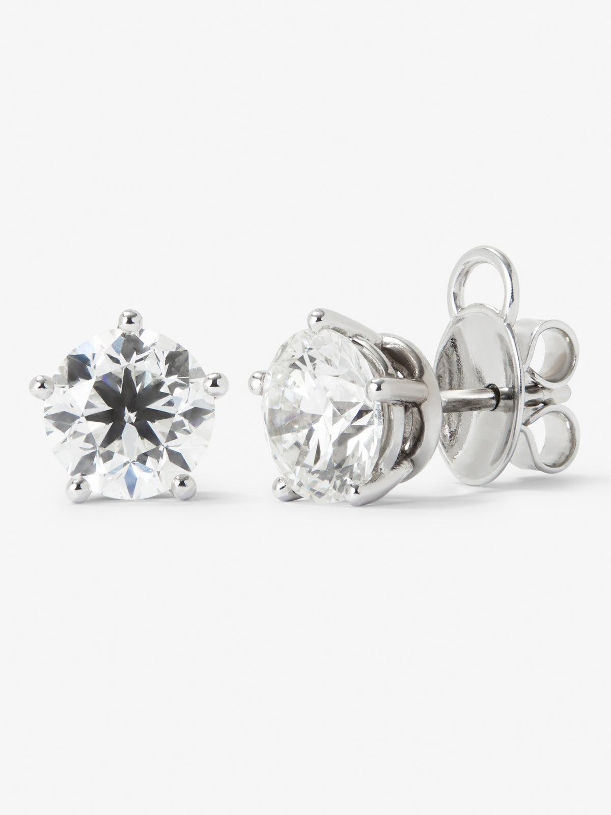 Pendientes de oro blanco de 18K con diamante solitario