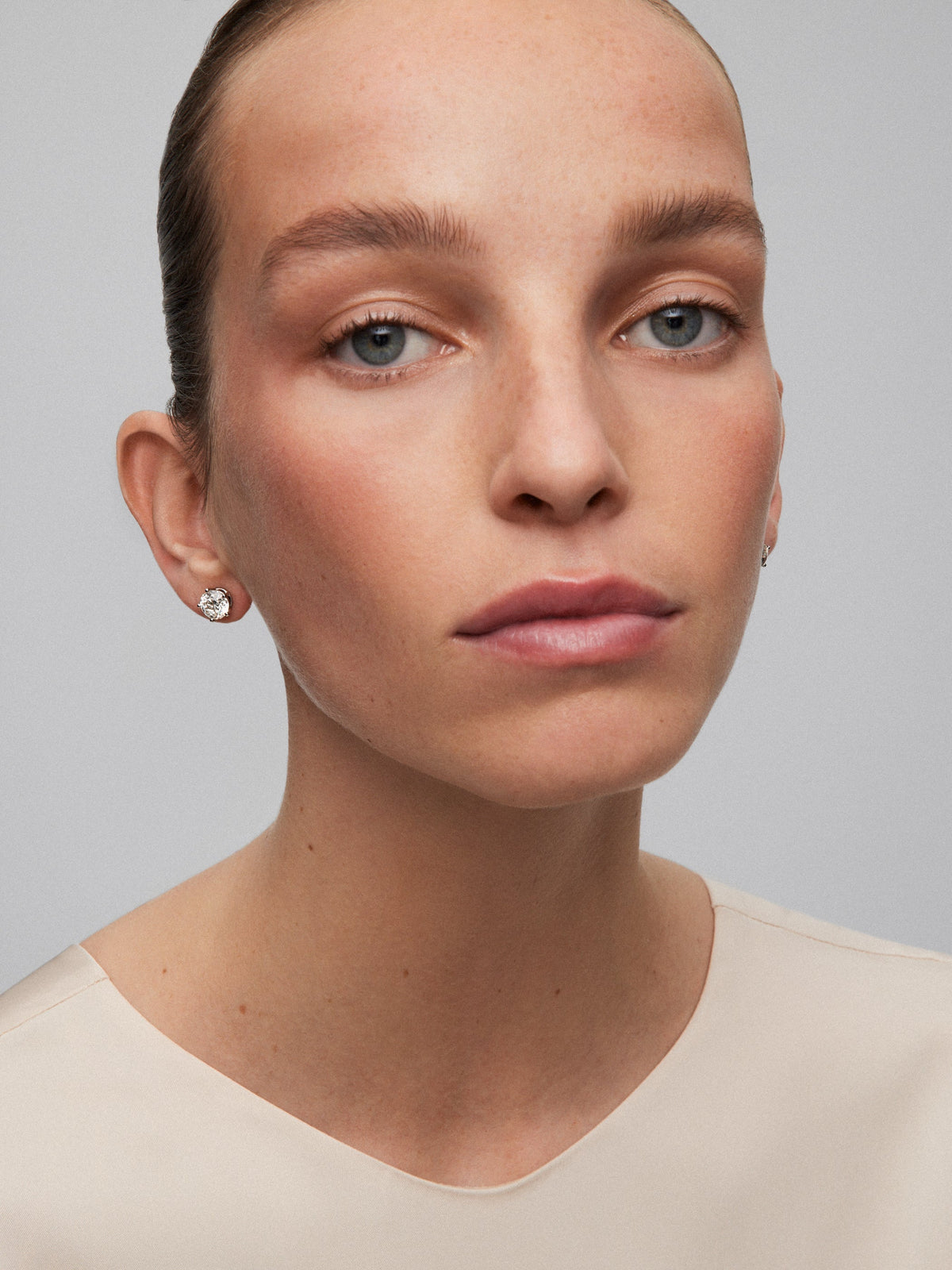 Pendientes de oro blanco de 18K con diamante solitario