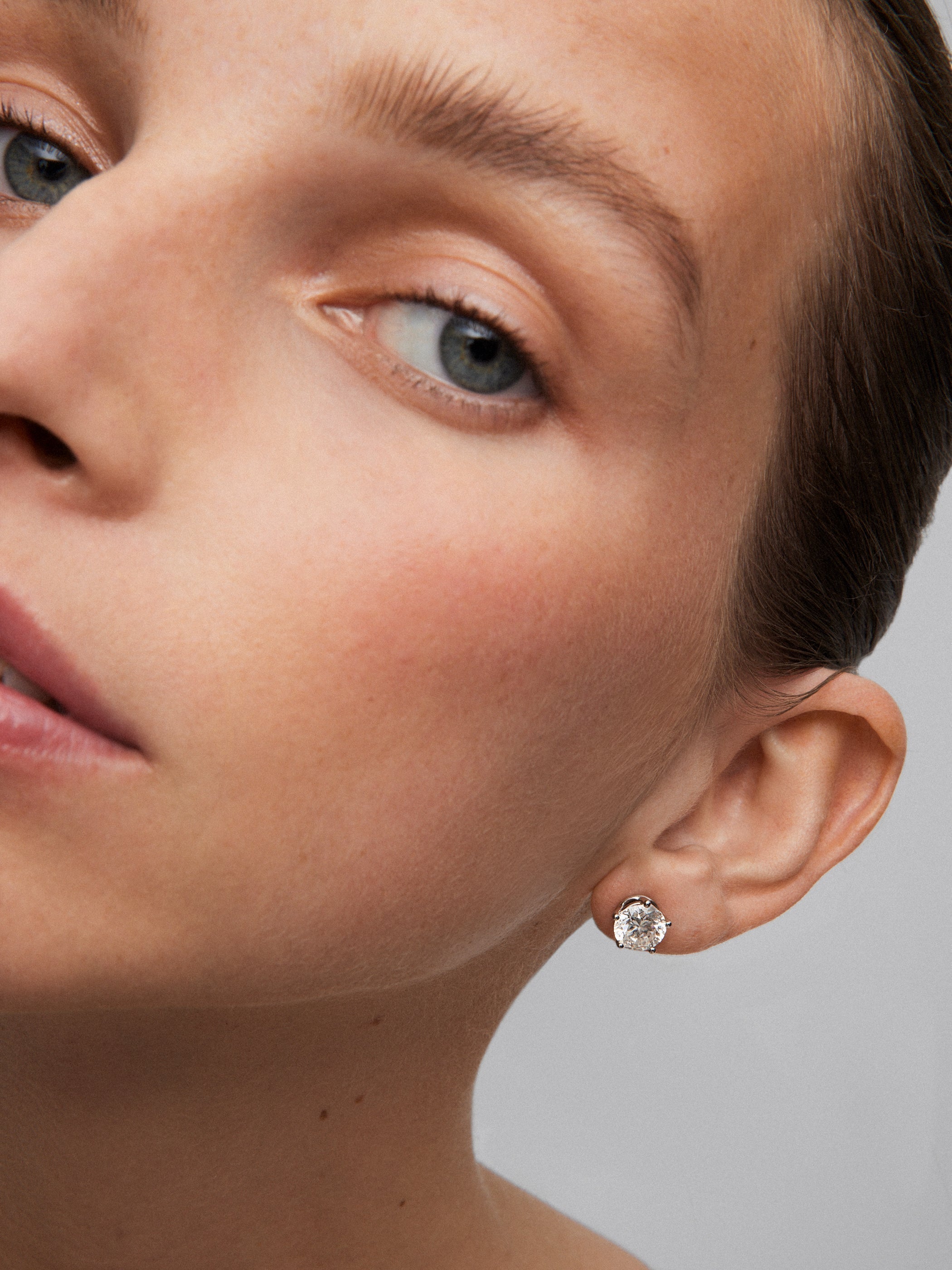 Pendientes de oro blanco de 18K con diamante solitario