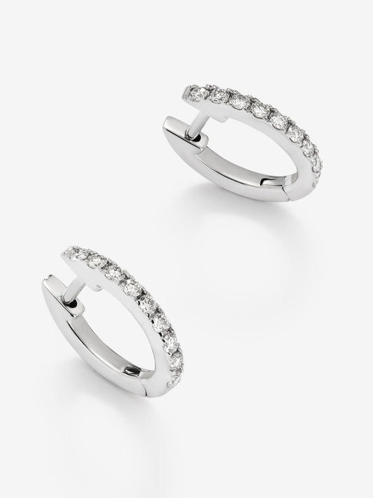 Pendientes de oro blanco de 18K con 18 diamantes en talla brillante con un total de 0,26 cts