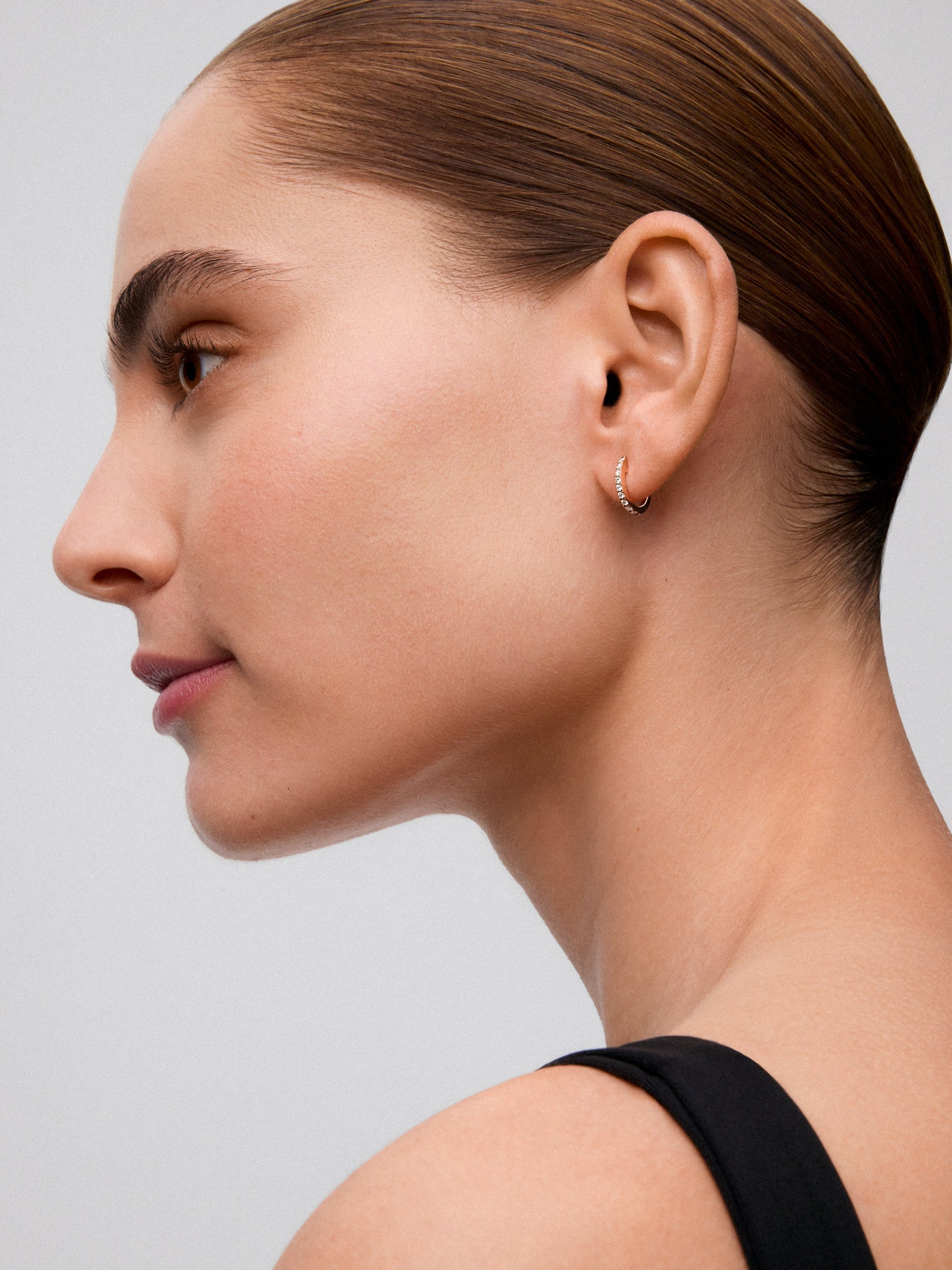 Pendientes de aro de oro amarillo de 18K con diamantes blancos en talla brillante de 0,25 cts