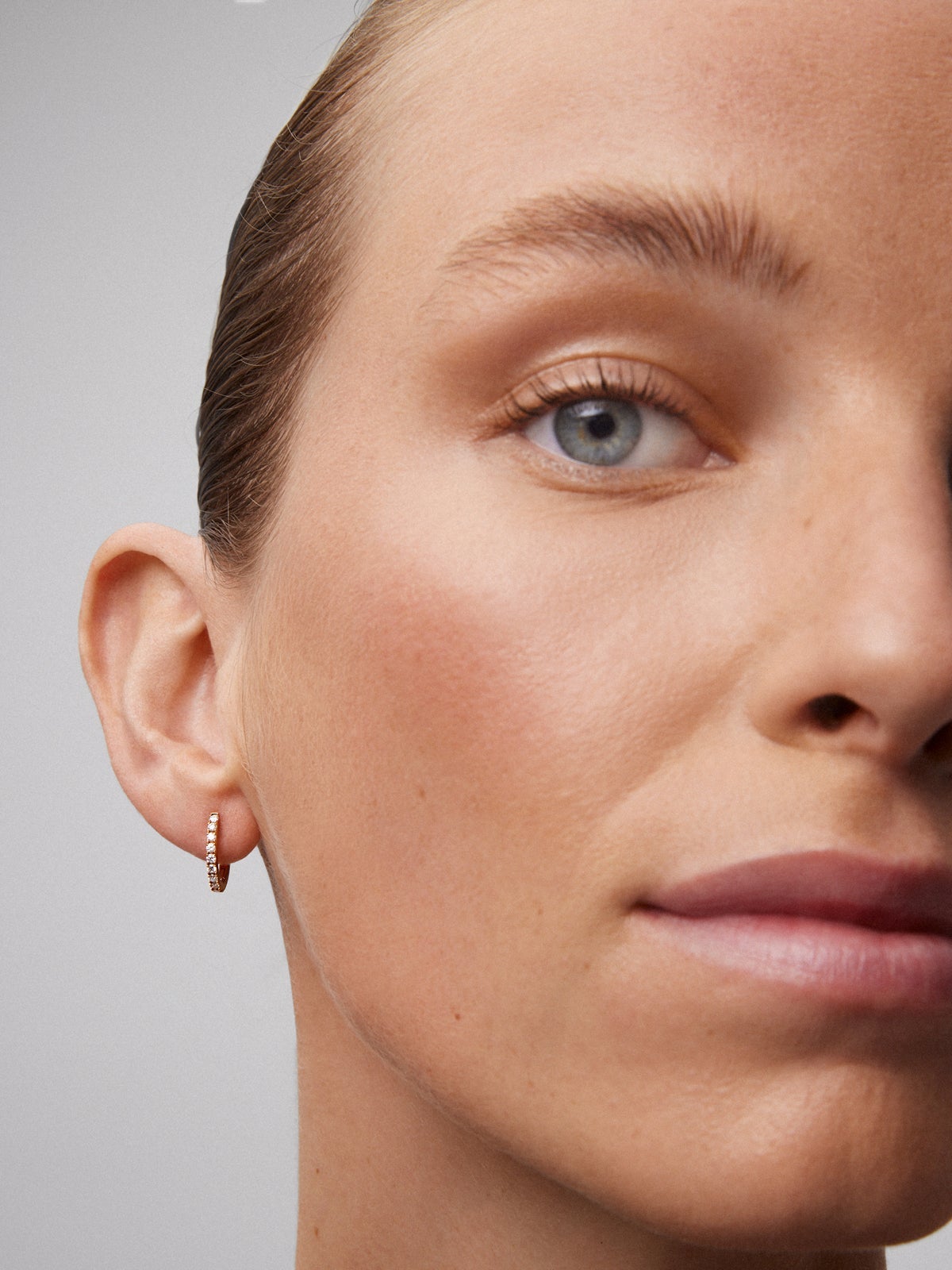 Pendientes de aro de oro rosa de 18K con 18 diamantes en talla brillante con un total de 0,26 cts