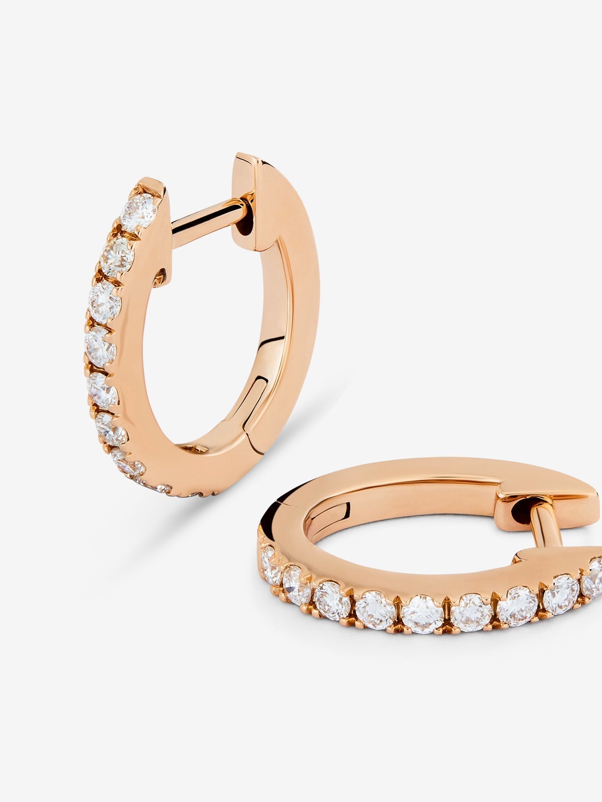 Pendientes de aro de oro rosa de 18K con 18 diamantes en talla brillante con un total de 0,26 cts