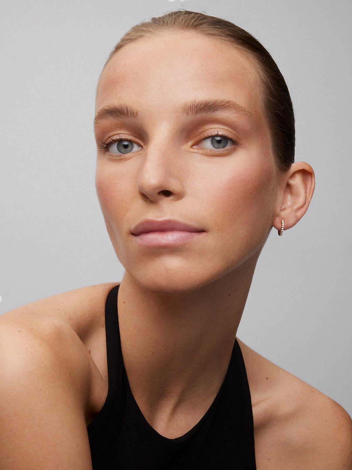 Pendientes de aro de oro rosa de 18K con 18 diamantes en talla brillante con un total de 0,26 cts