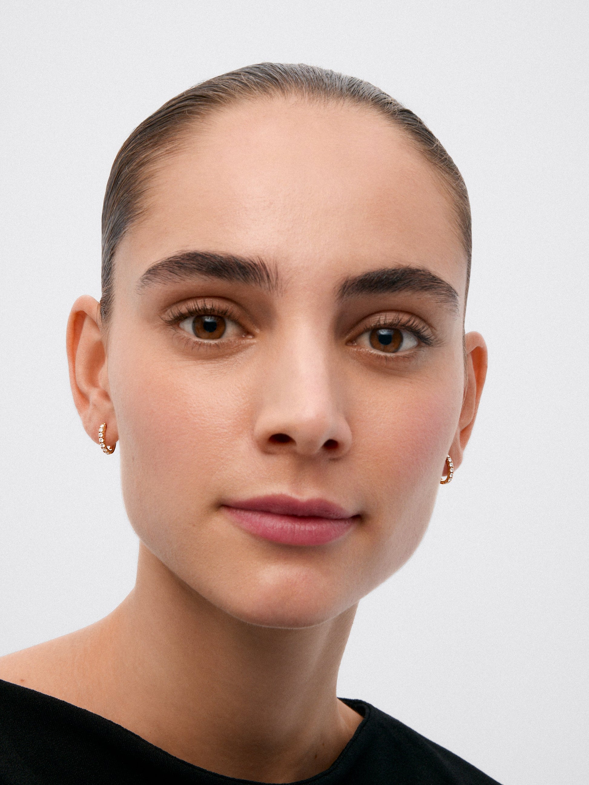 Pendientes de aro de oro amarillo de 18K con 12 diamantes en talla brillante con un total de 0,65 cts