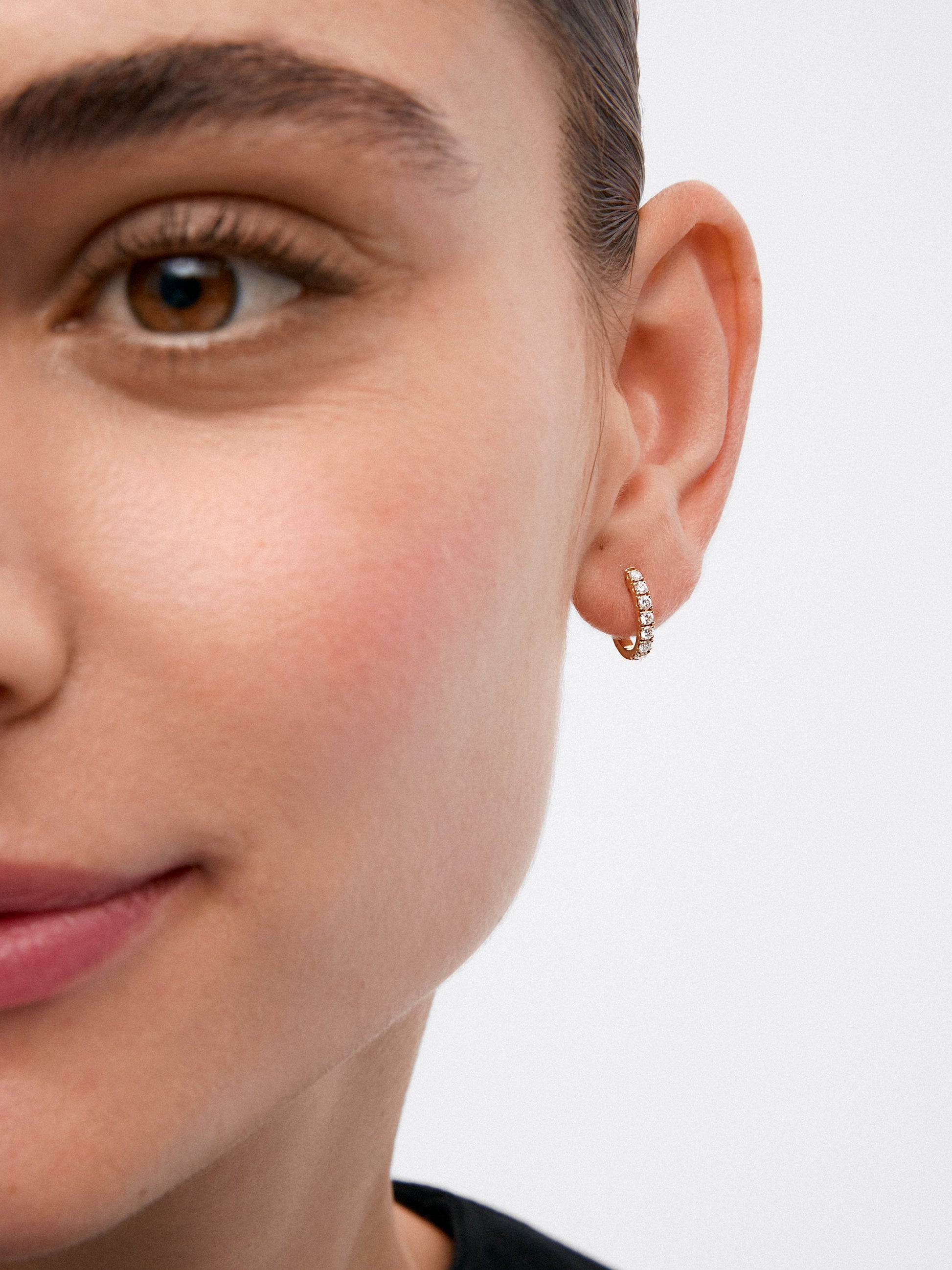 Pendientes de aro de oro amarillo de 18K con 12 diamantes en talla brillante con un total de 0,65 cts