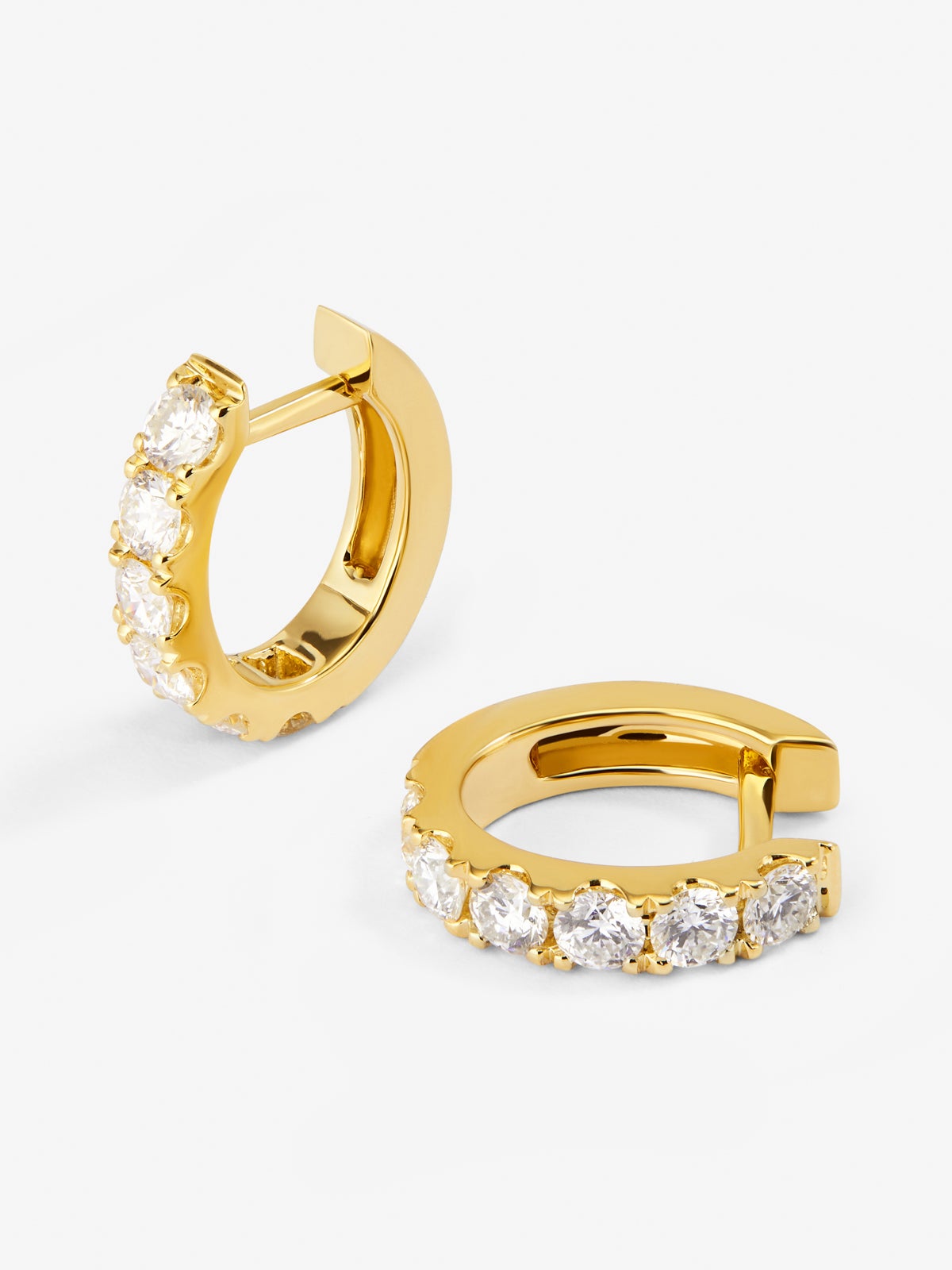 Pendientes de aro de oro amarillo de 18K con 12 diamantes en talla brillante con un total de 0,65 cts