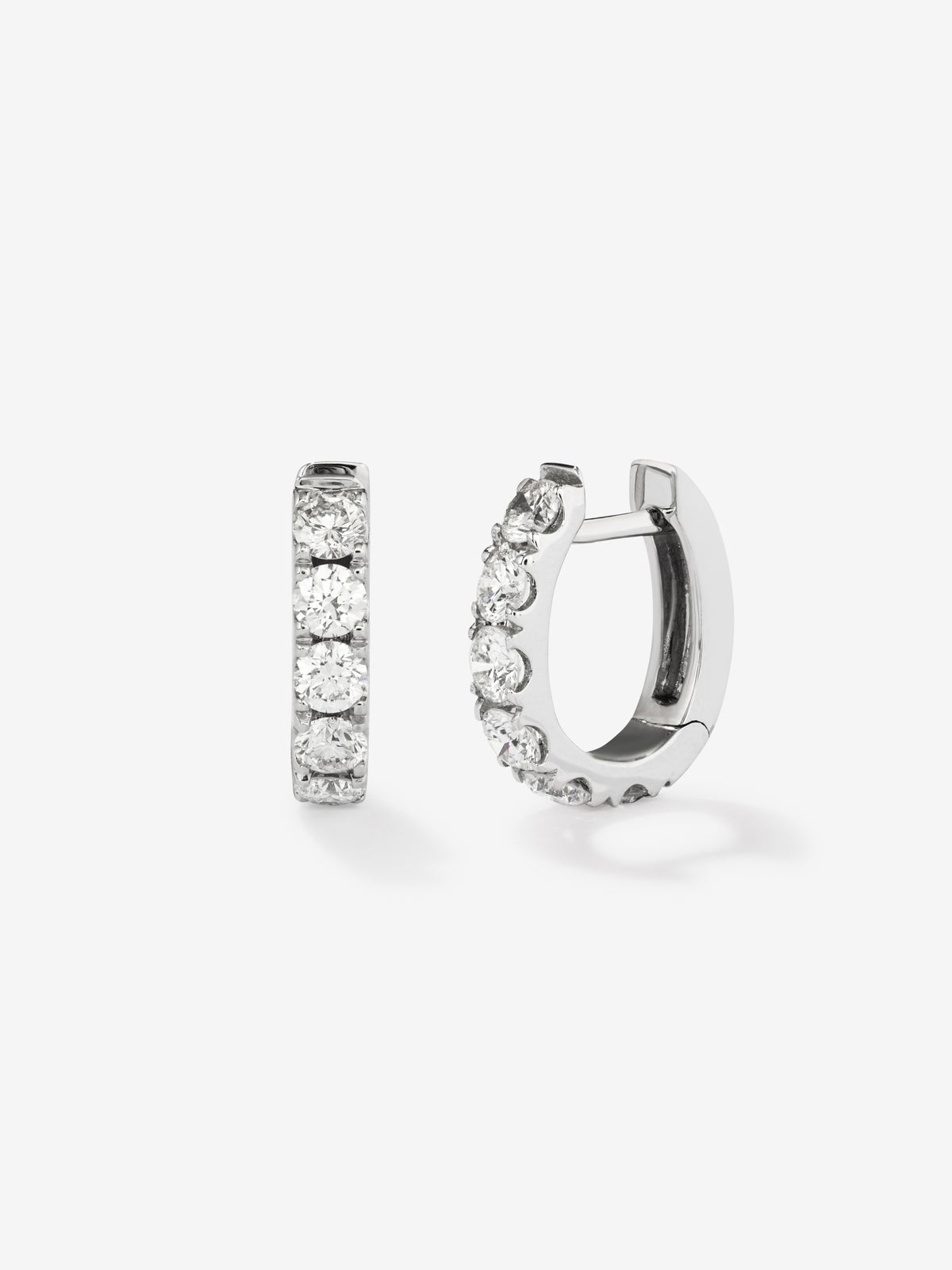 Pendientes de oro blanco de 18K con 12 diamantes en talla brillante con un total de 0,95 cts