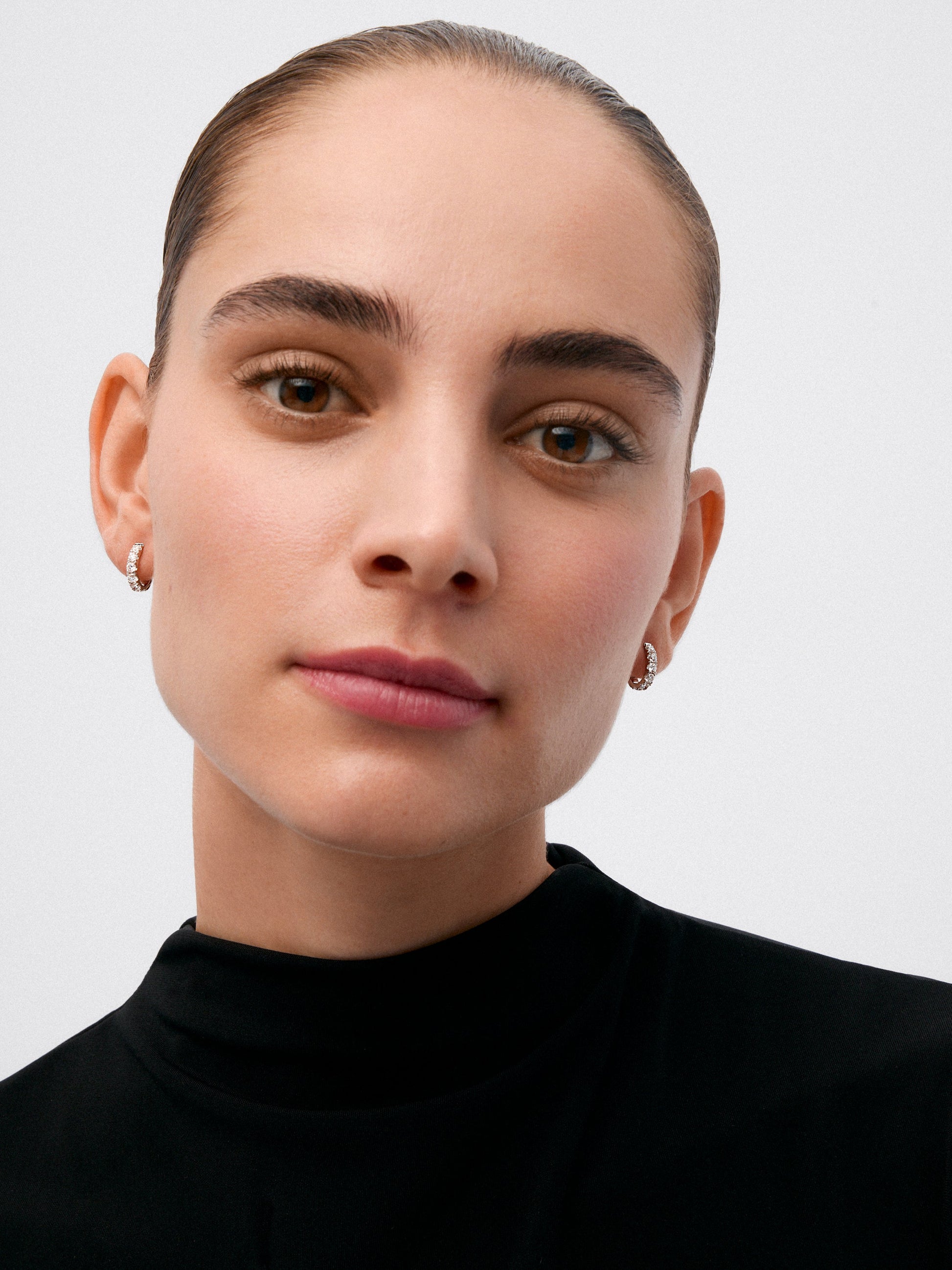 Pendientes de oro blanco de 18K con 12 diamantes en talla brillante con un total de 0,95 cts