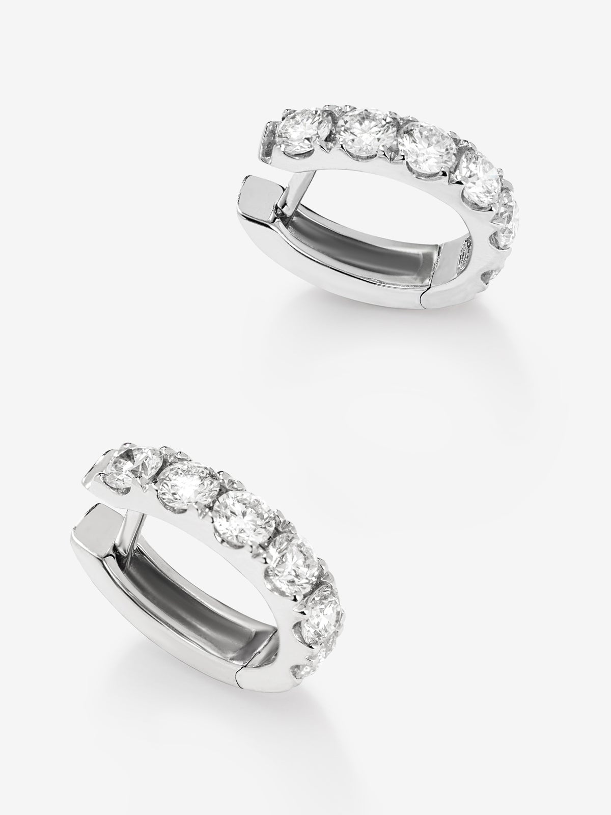 Pendientes de oro blanco de 18K con 12 diamantes en talla brillante con un total de 0,95 cts