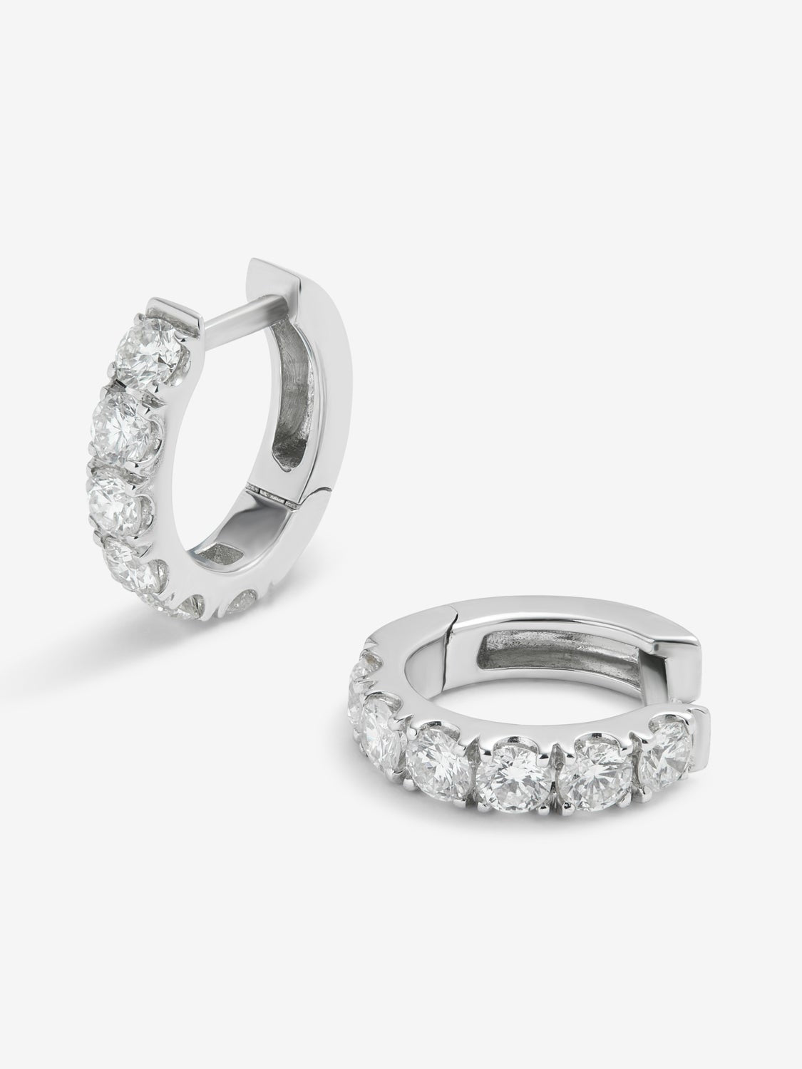 Pendientes aro de oro blanco de 18K con diamantes