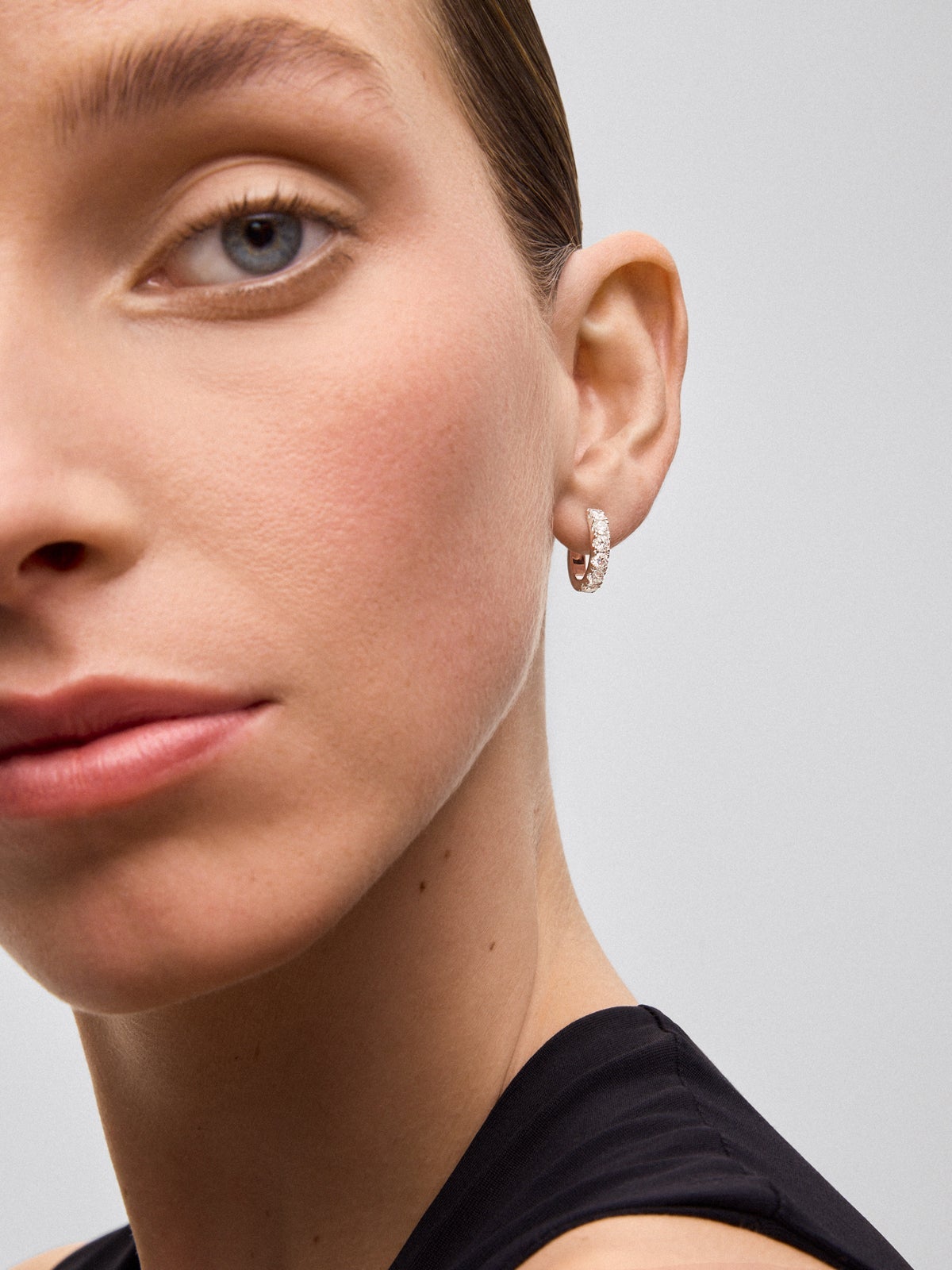 Pendientes aro de oro blanco de 18K con diamantes