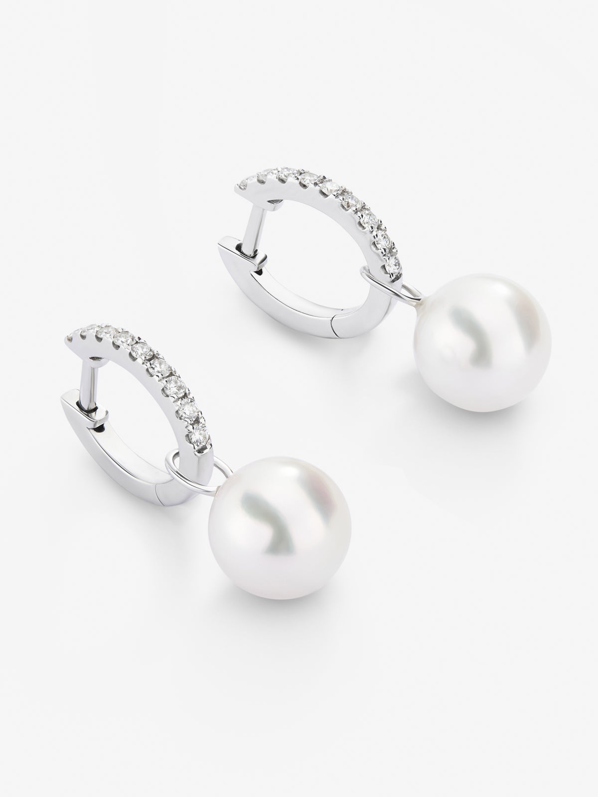 Pendientes de aro de oro blanco de 18K con 18 diamantes en talla brillante con un total de 0,21 cts y 2 perlas akoya de 8,5mm