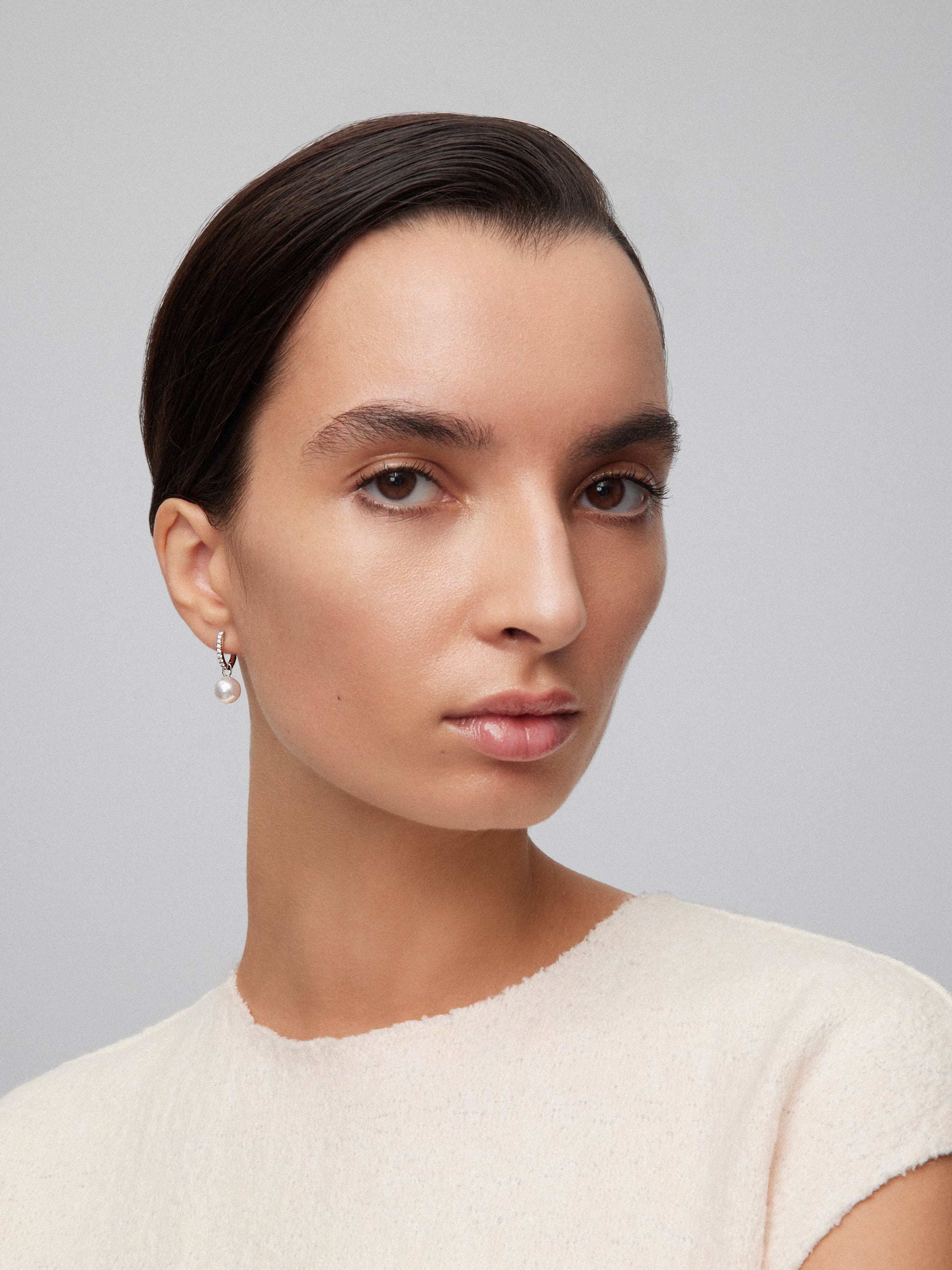 Pendientes de aro de oro blanco de 18K con 18 diamantes en talla brillante con un total de 0,21 cts y 2 perlas akoya de 8,5mm