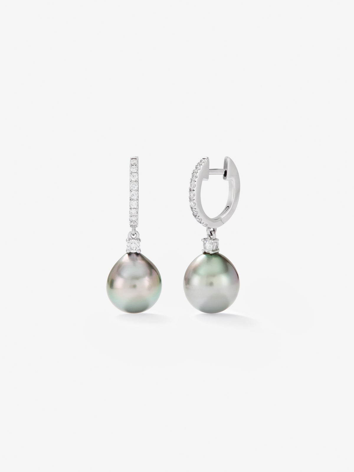 Pendientes de aro de oro blanco de 18K con 18 diamantes en talla brillante con un total de 0,21 cts y 2 perlas akoya de 8,5mm