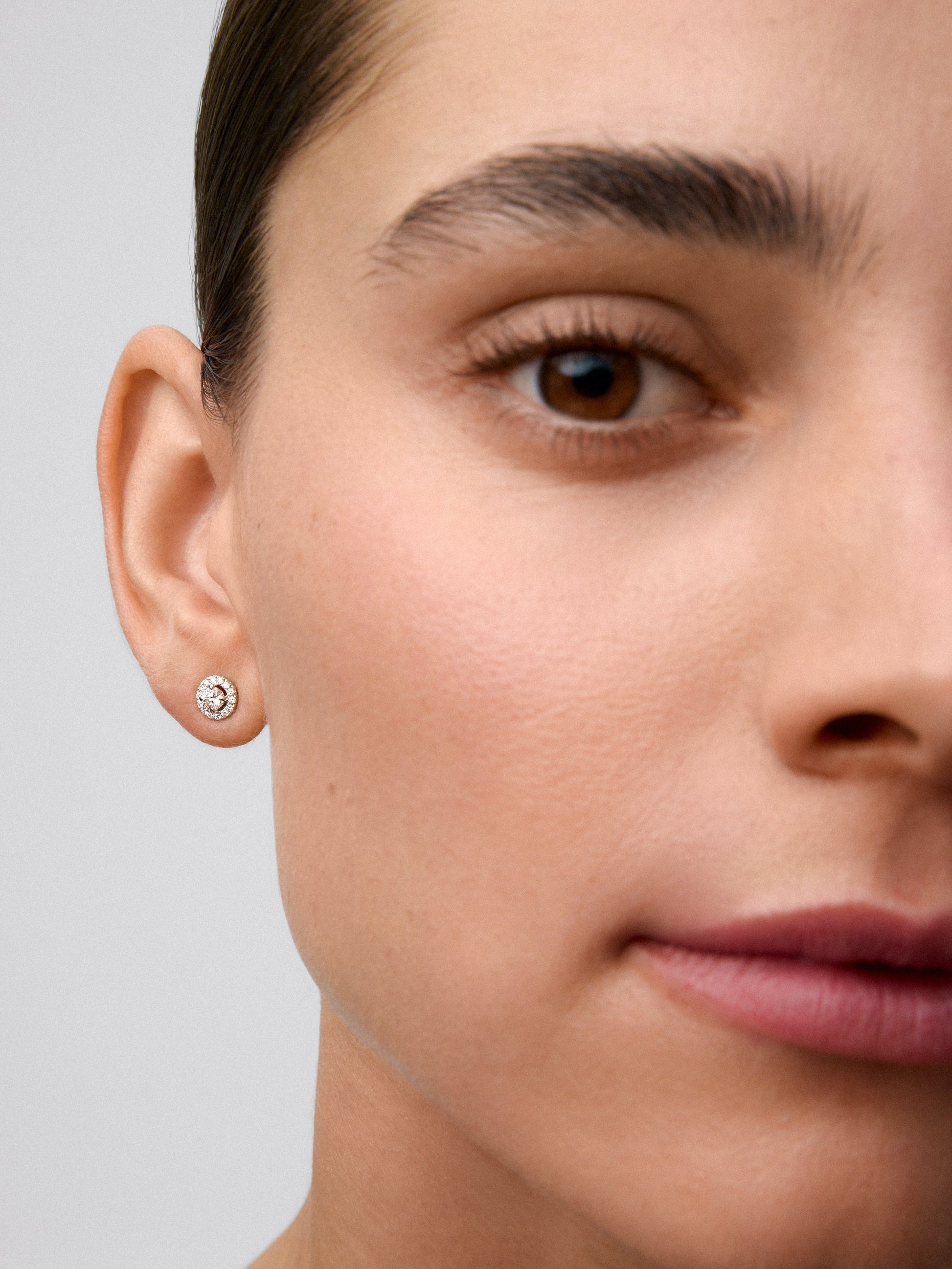 Pendientes de oro blanco de 18K con diamante solitario y orla de diamantes