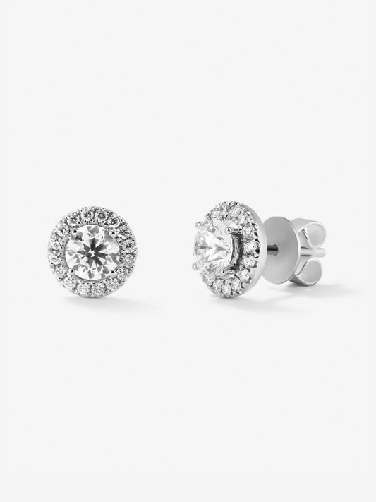 Pendientes de oro blanco de 18K con diamante solitario y orla de diamantes