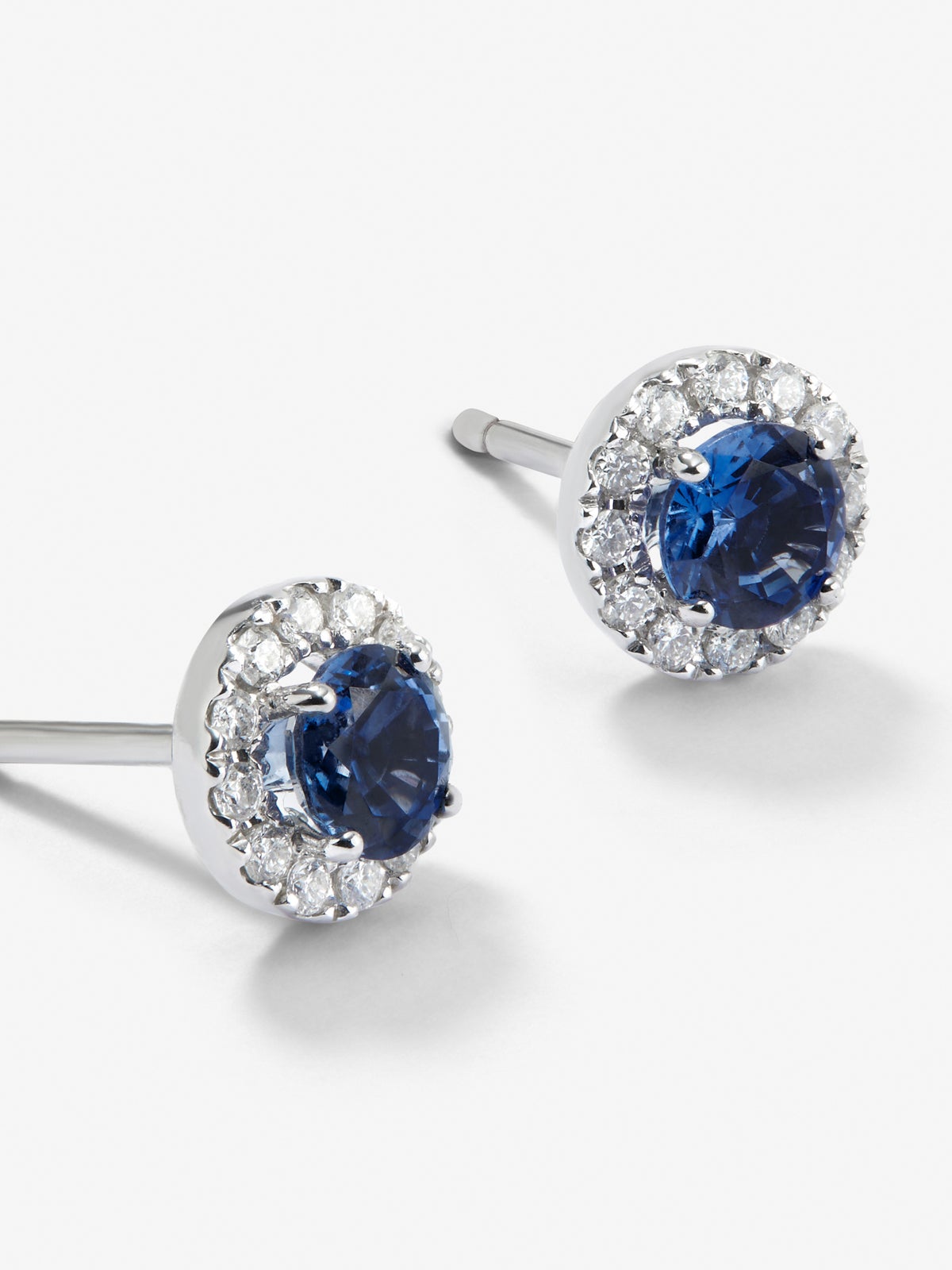 Pendientes de oro blanco de 18K con 2 zafiros azules en talla brillante de 1,20 cts y 20 diamantes en talla brillante con un total de 0,39 cts
