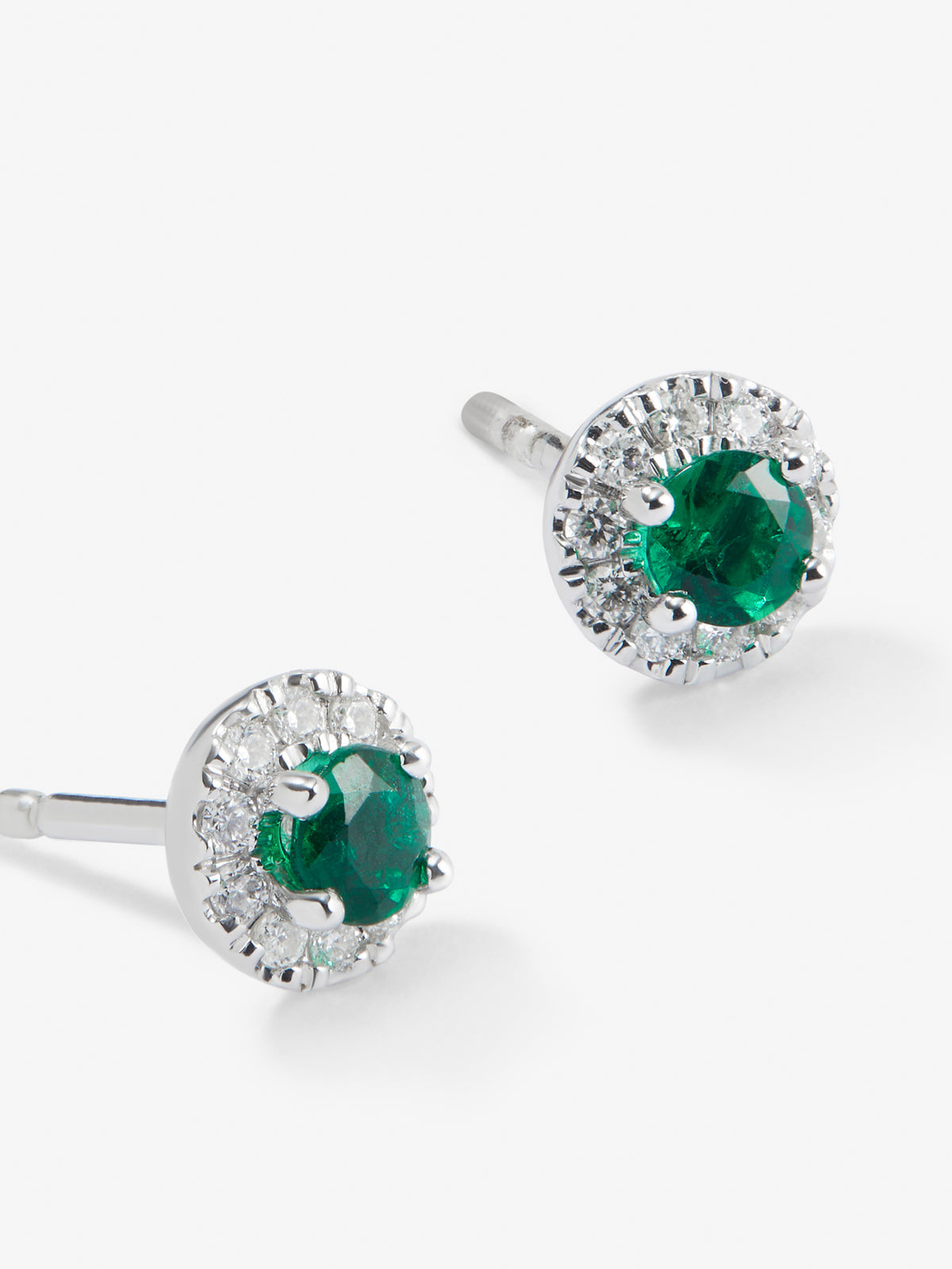 Pendientes de oro blanco de 18K con esmeraldas