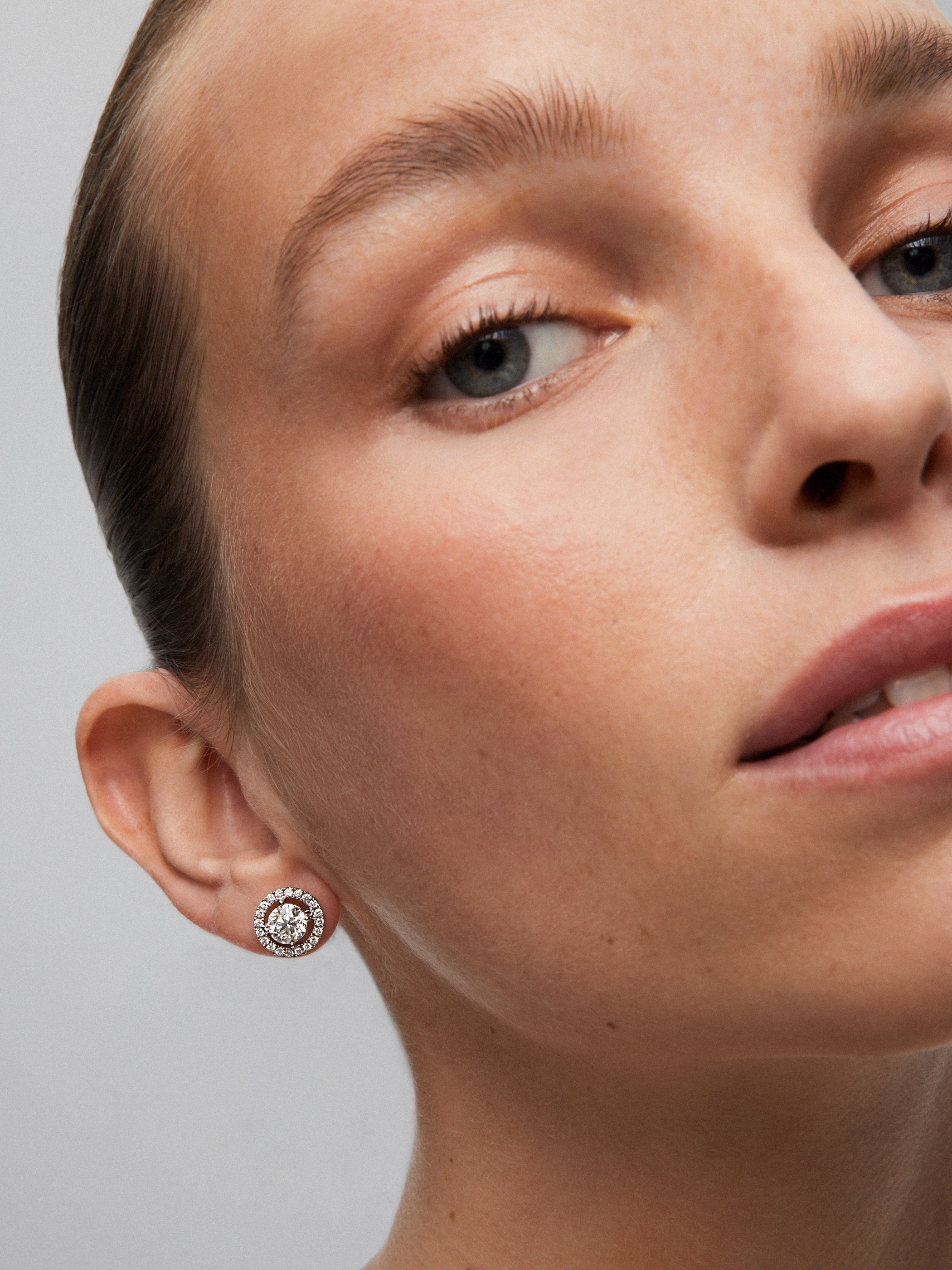 Pendientes de boton de oro blanco de 18K con diamantes