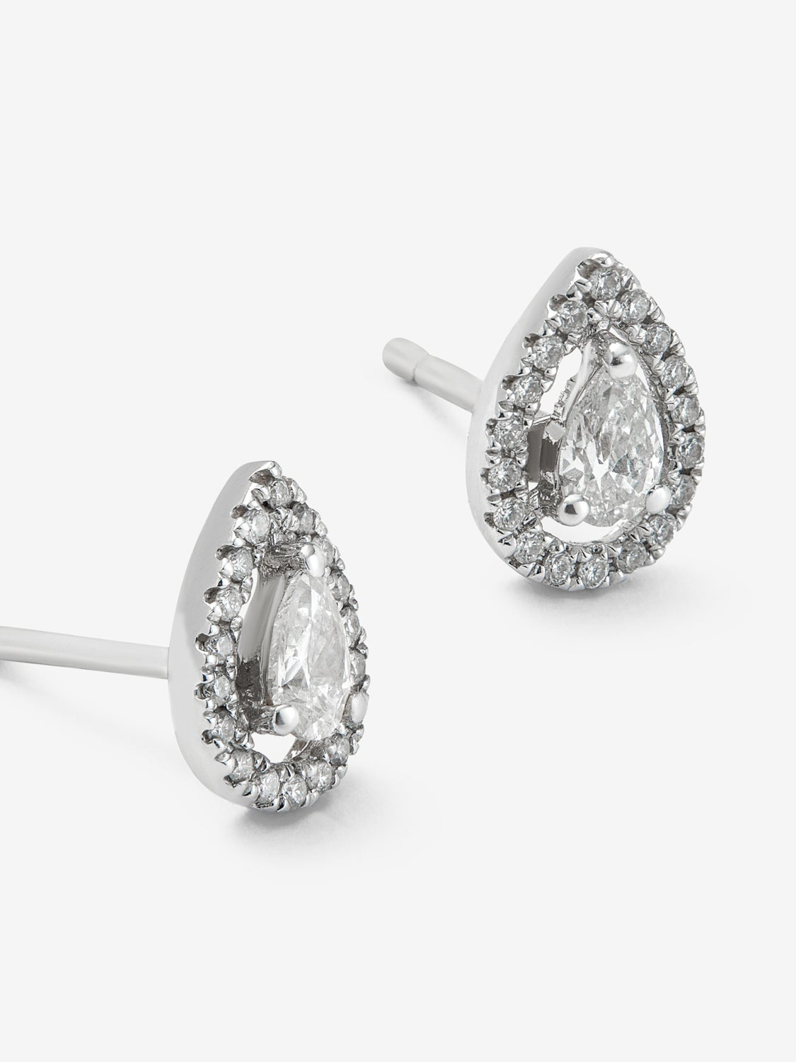 Pendientes de oro blanco de 18K con 2 diamantes en talla pera de 0,15 cts y diamantes en talla brillante con un total de 0,13 cts