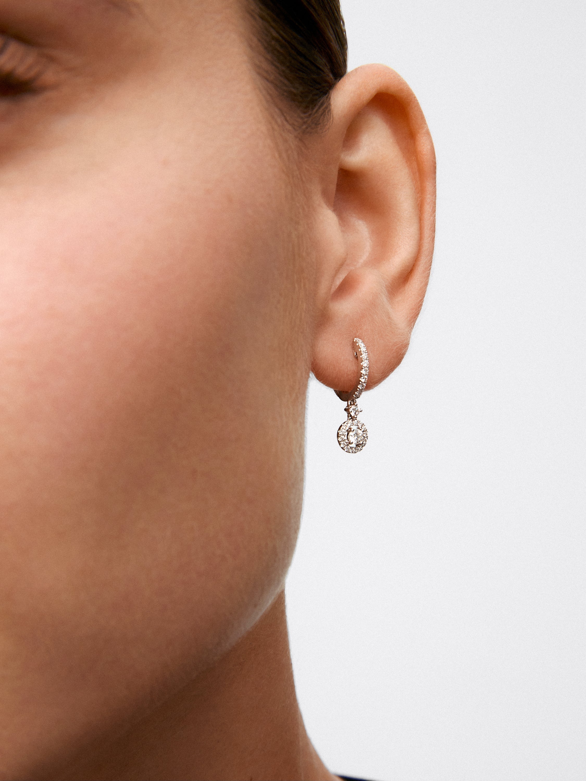 Pendientes aro colgante solitario con orla de oro blanco de 18K con diamantes