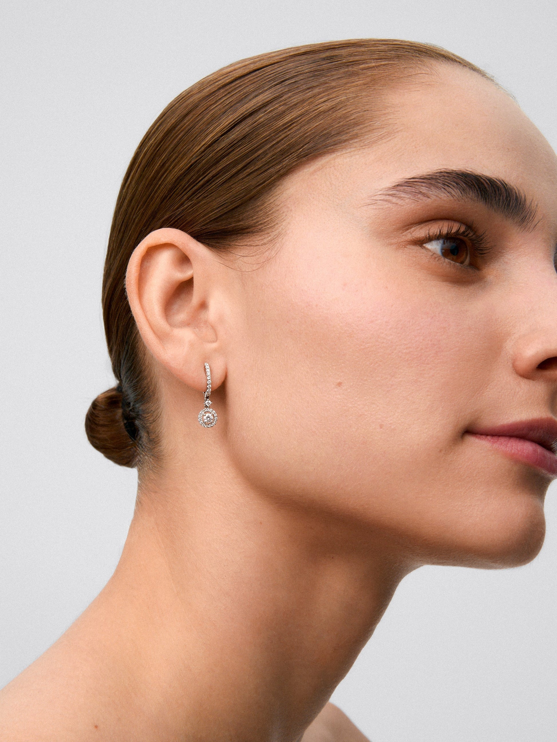 Pendientes aro colgante solitario con orla de oro blanco de 18K con diamantes