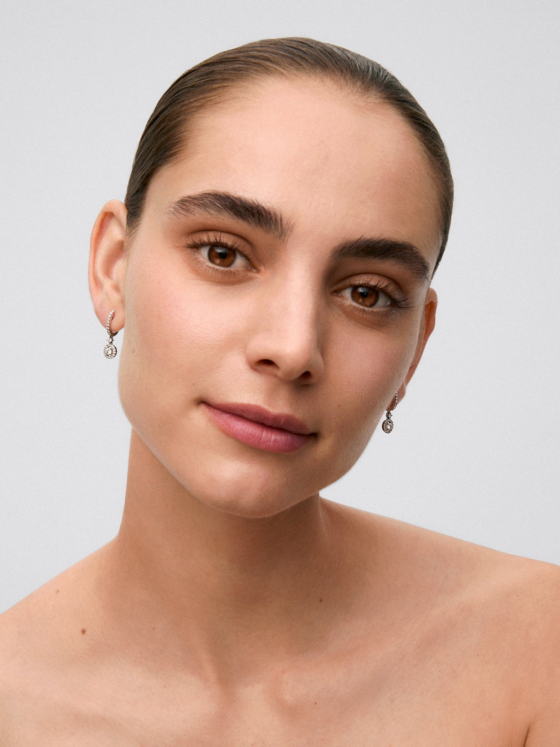 Pendientes aro colgante solitario con orla de oro blanco de 18K con diamantes