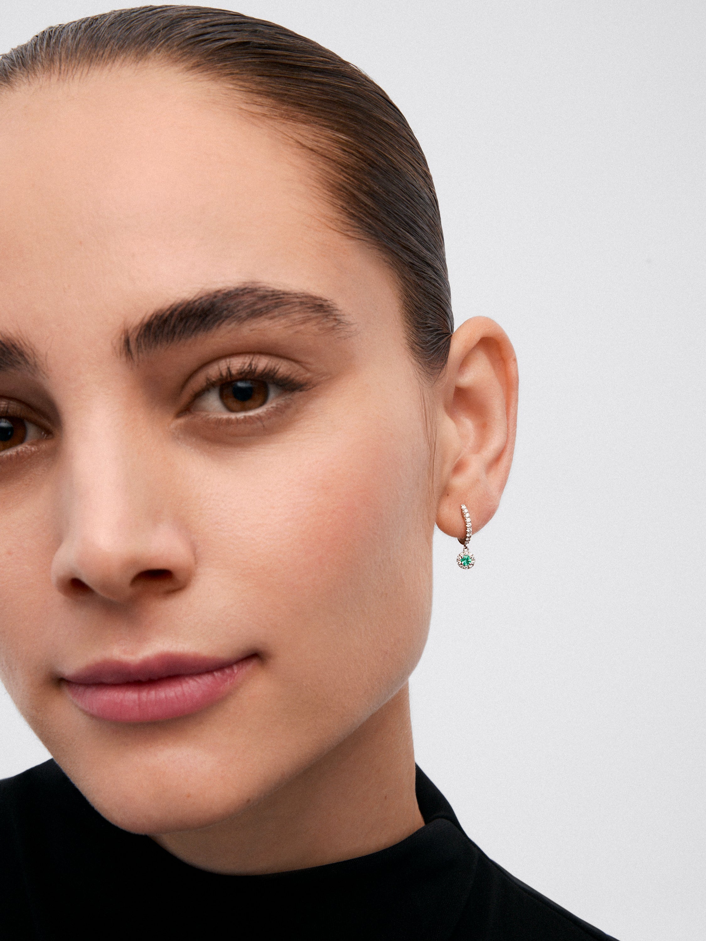 Pendientes de aro de oro blanco de 18K con diamantes y  esmeraldas