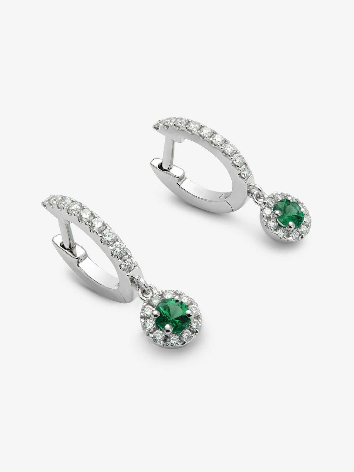 Pendientes de aro de oro blanco de 18K con diamantes y  esmeraldas