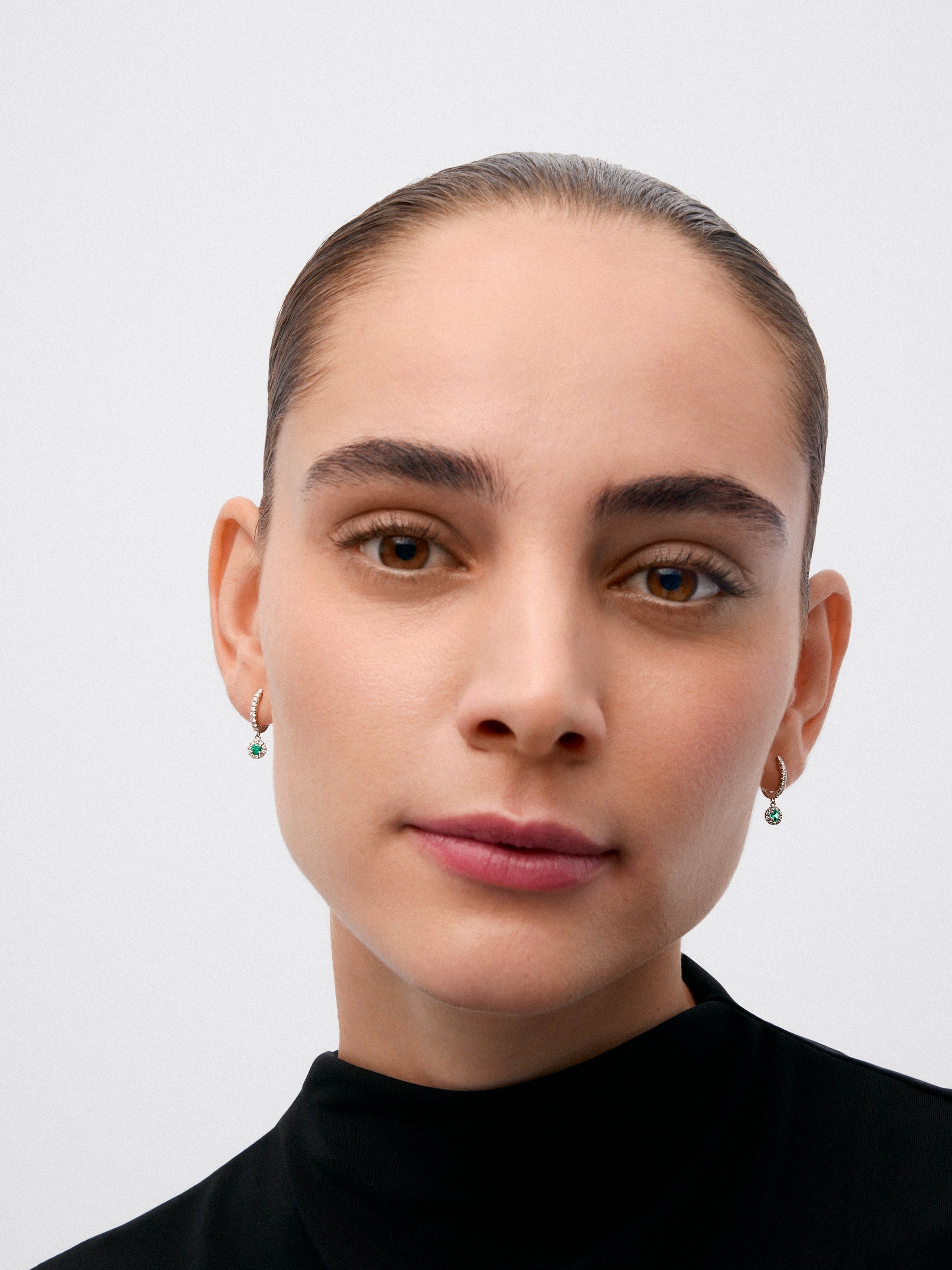 Pendientes de aro de oro blanco de 18K con diamantes y  esmeraldas